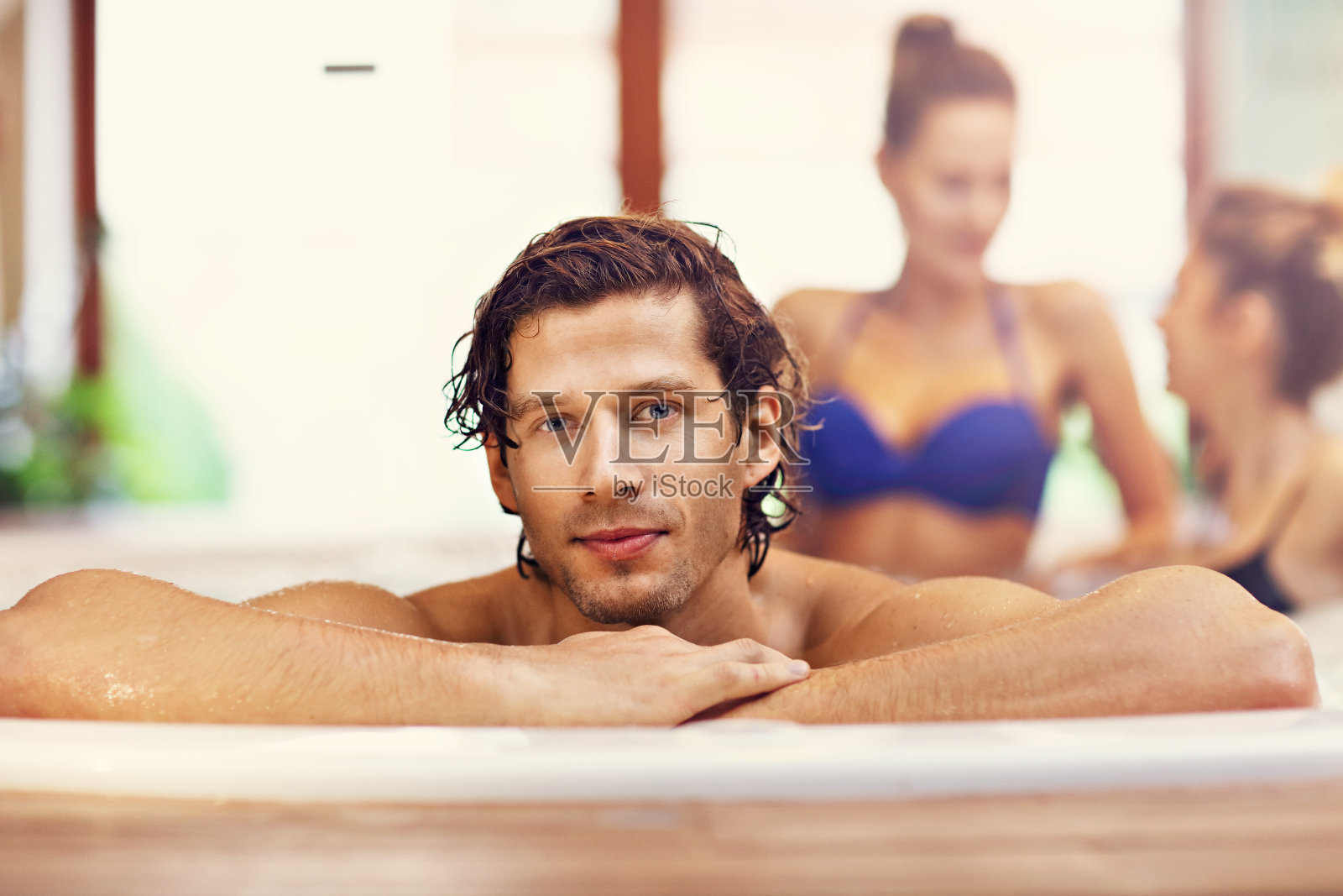 一群朋友在酒店温泉享受热水浴缸照片摄影图片