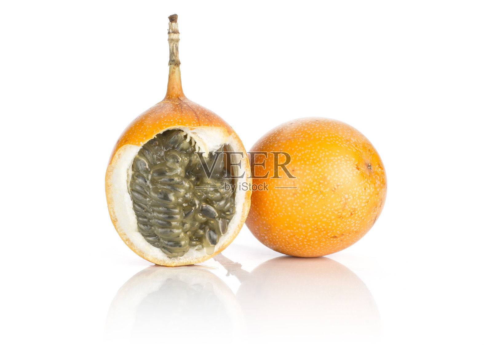 新鲜的生手榴弹孤立在白色照片摄影图片