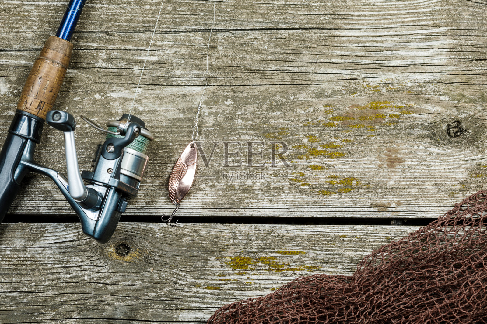 木制背景上的渔具、鱼钩和鱼饵照片摄影图片