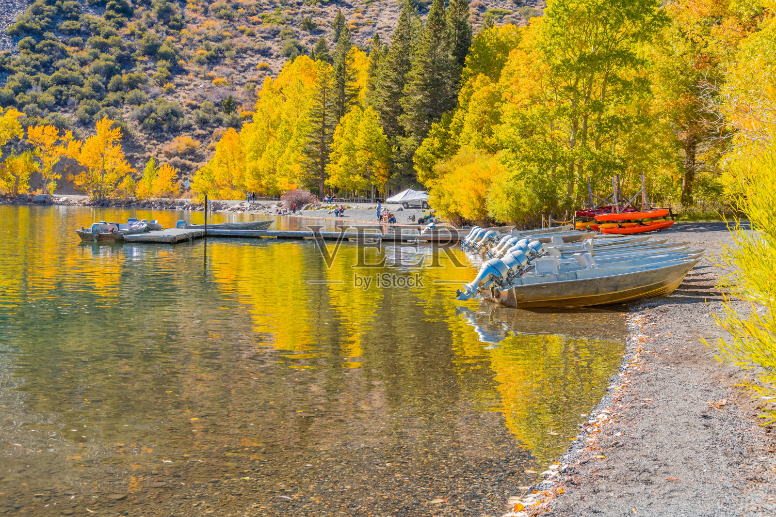 加州，内华达山脉，银湖，June Lake Loop和休闲船。照片摄影图片