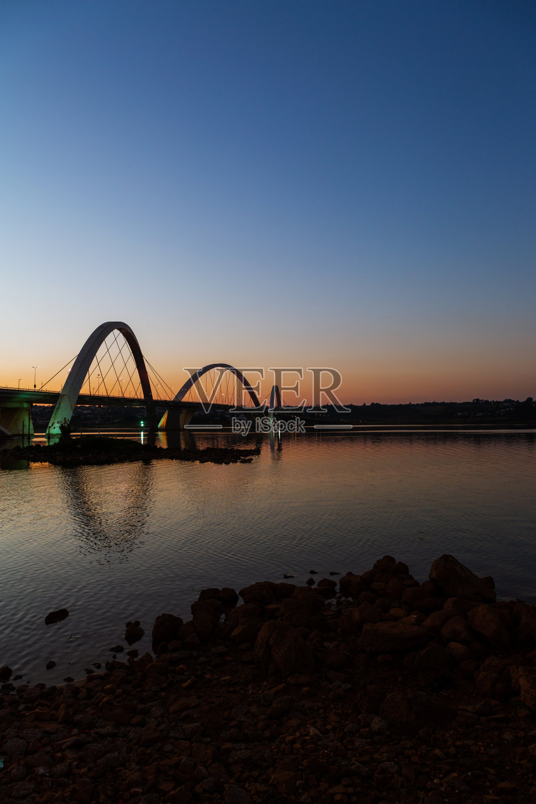 巴西利亚人工湖上的桥。照片摄影图片