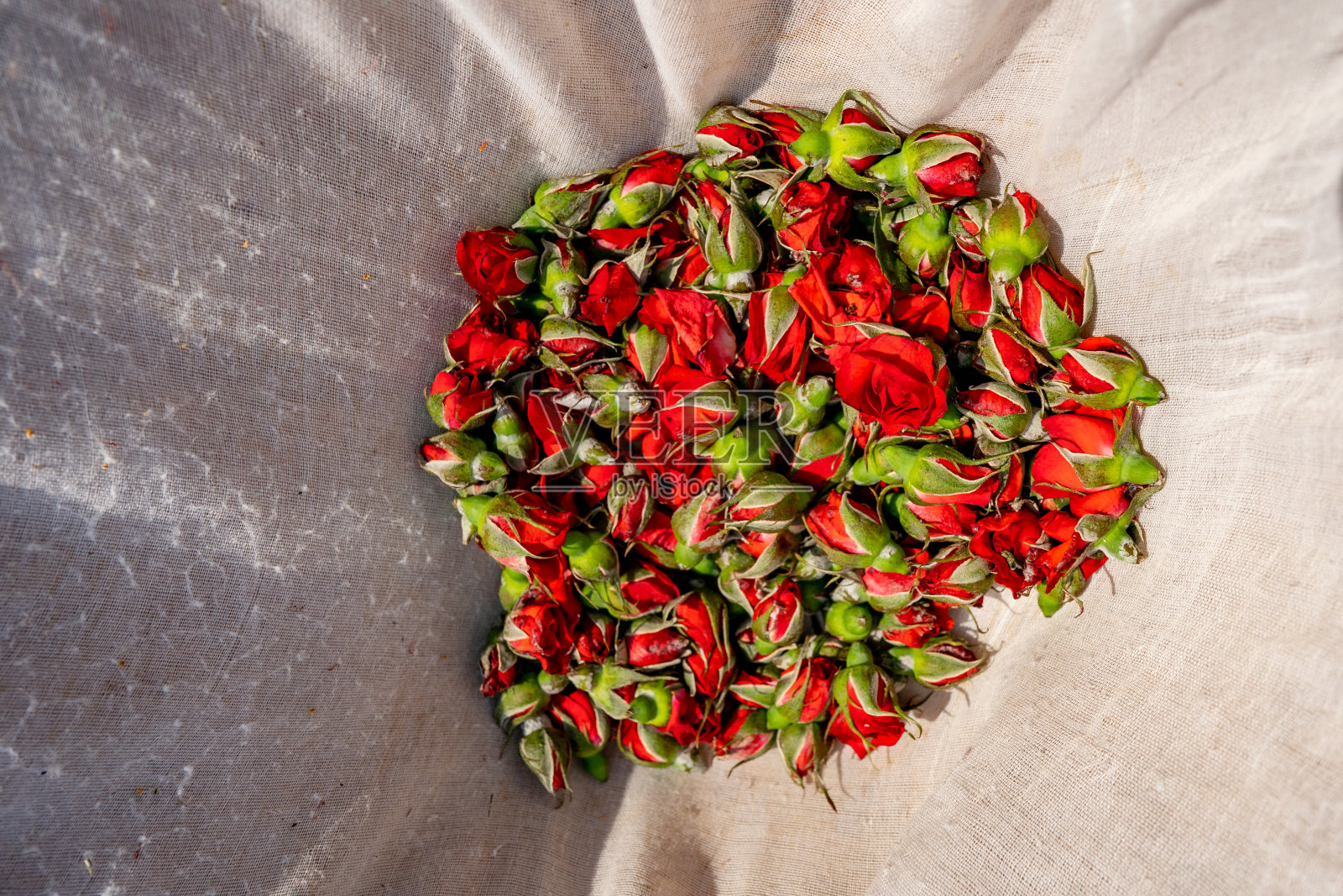 干红玫瑰花瓣花上白色织物为草药饮水照片摄影图片