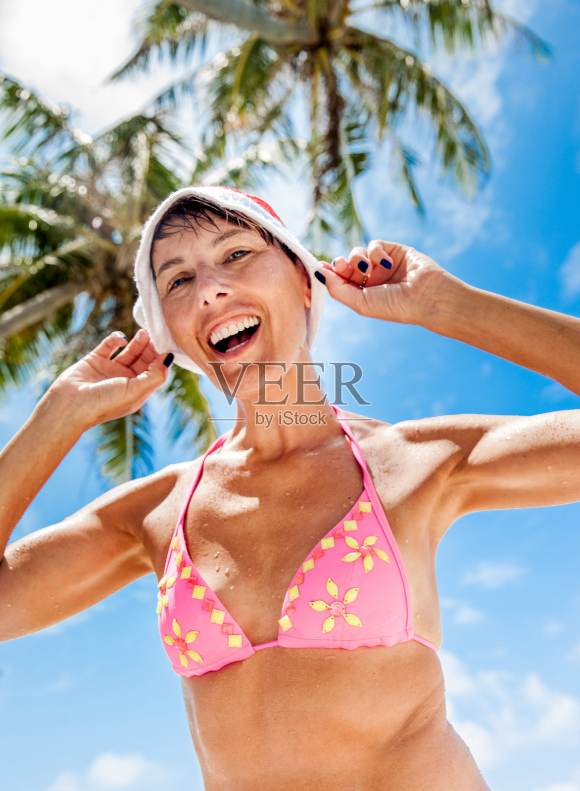 一位快乐的成年妇女在热带地区庆祝圣诞节照片摄影图片