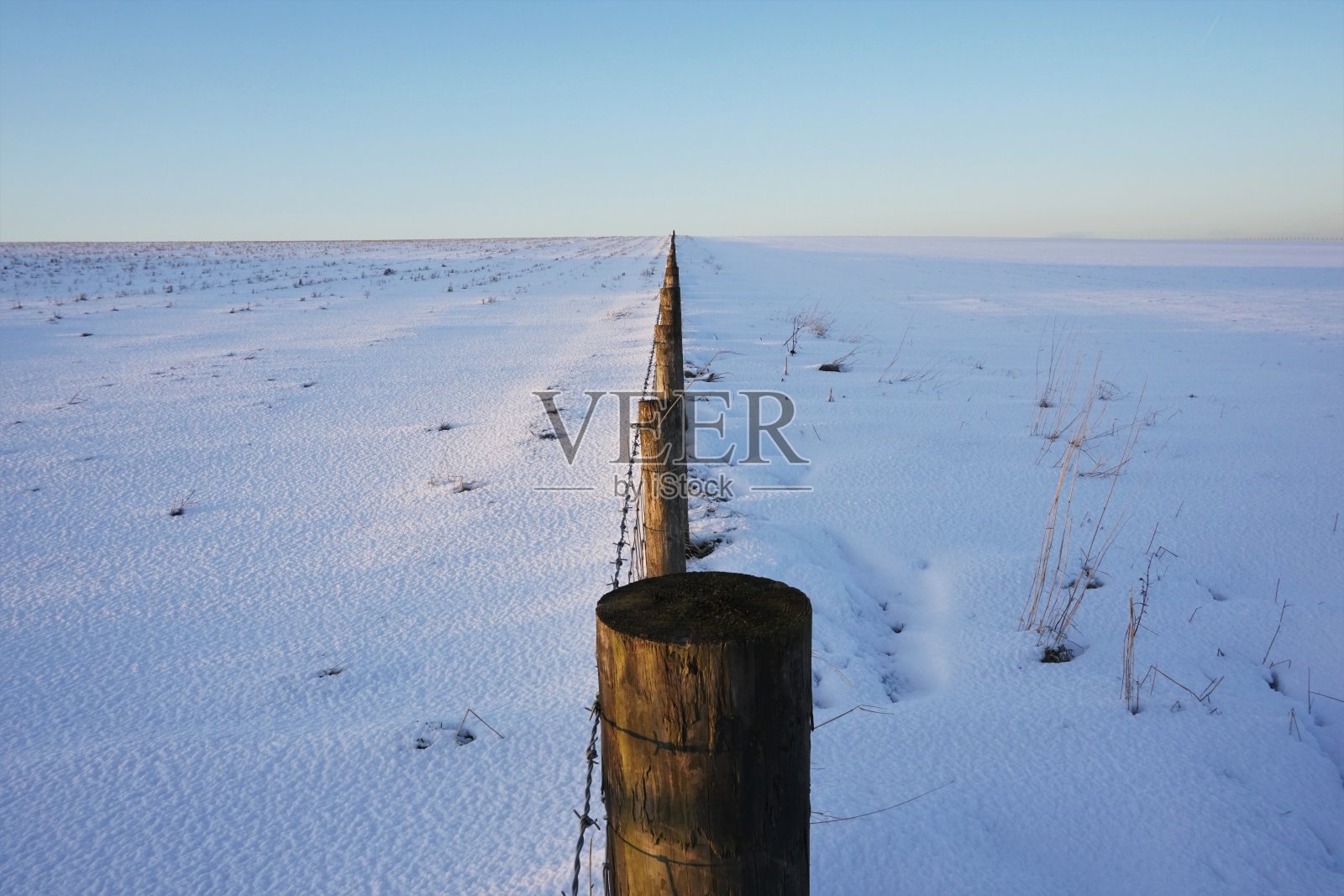 篱笆线到下雪的地平线照片摄影图片