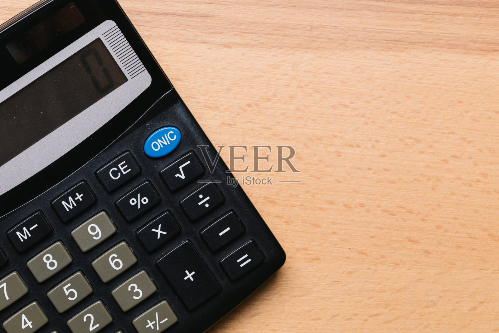 黑色计算器，商业和财务会计概念木制桌子照片摄影图片