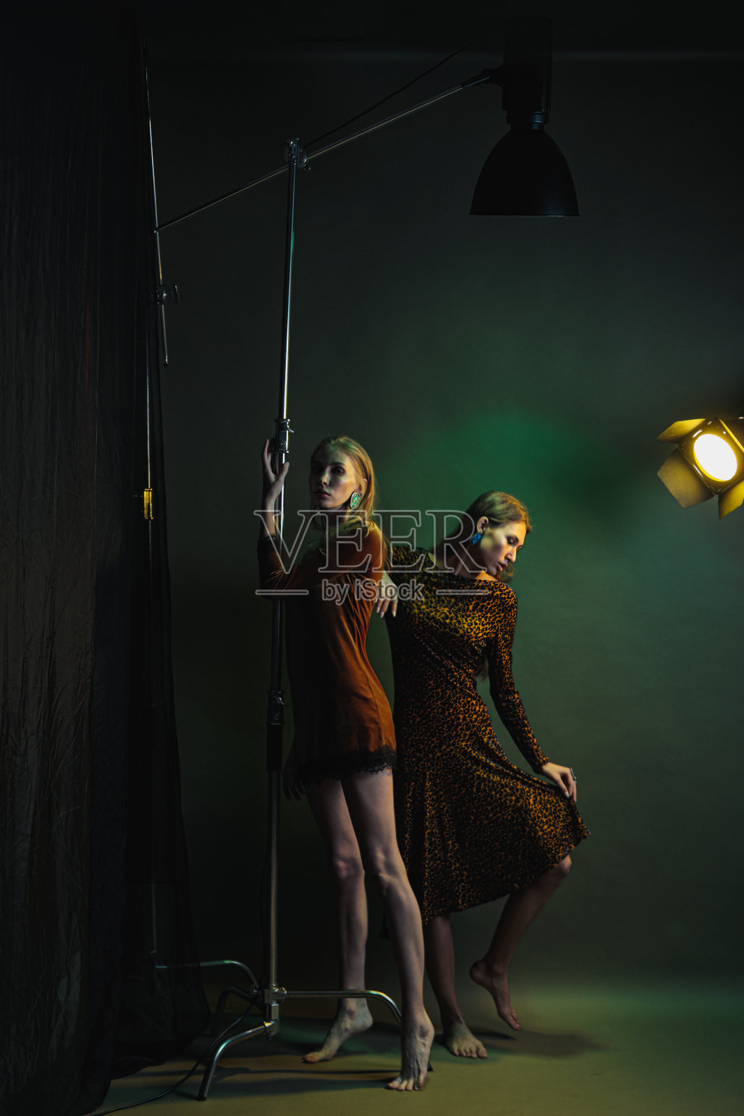 演播室时尚摄影：身穿黄色豹纹连衣裙的美丽女模特照片摄影图片