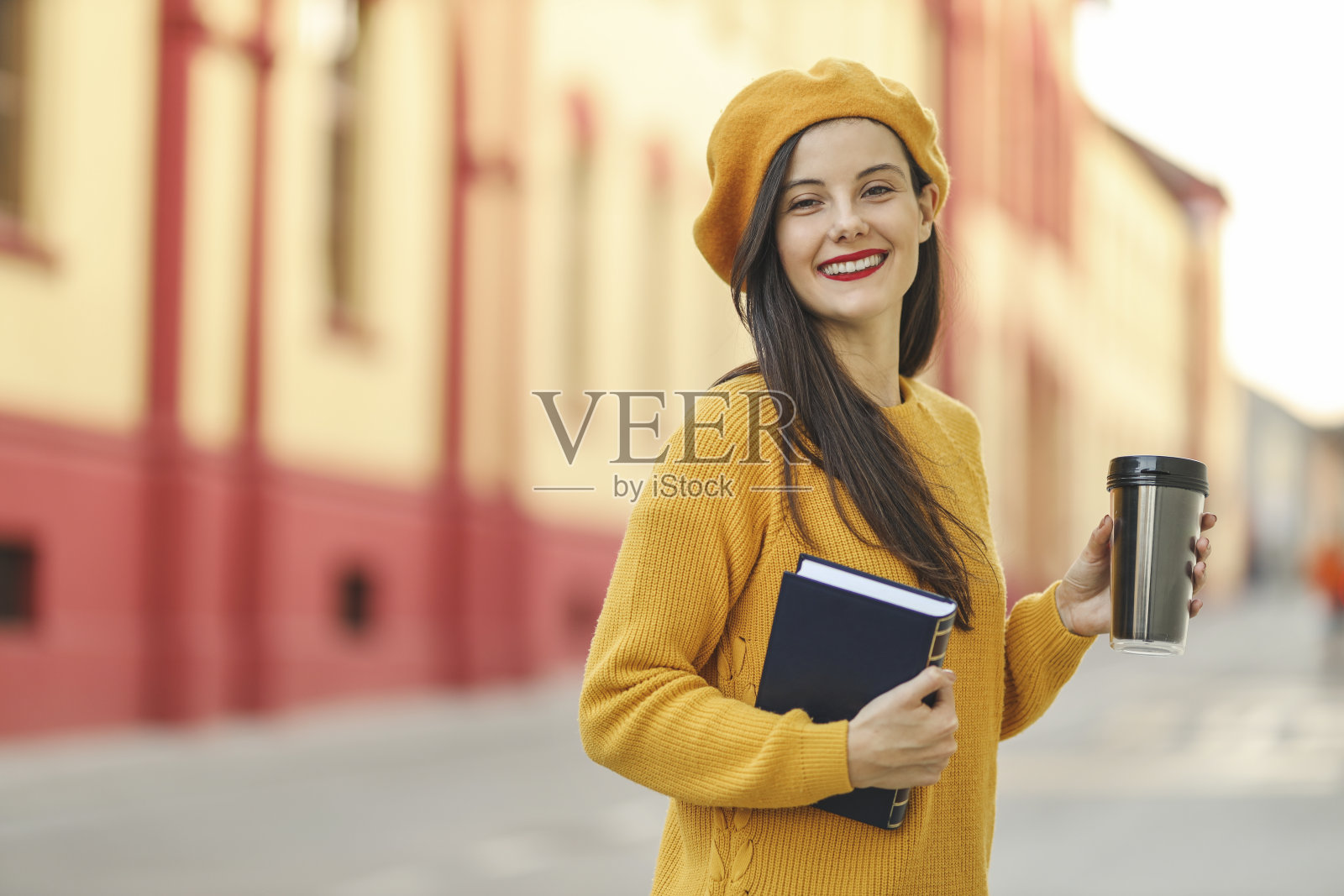 正在喝咖啡的女人照片摄影图片