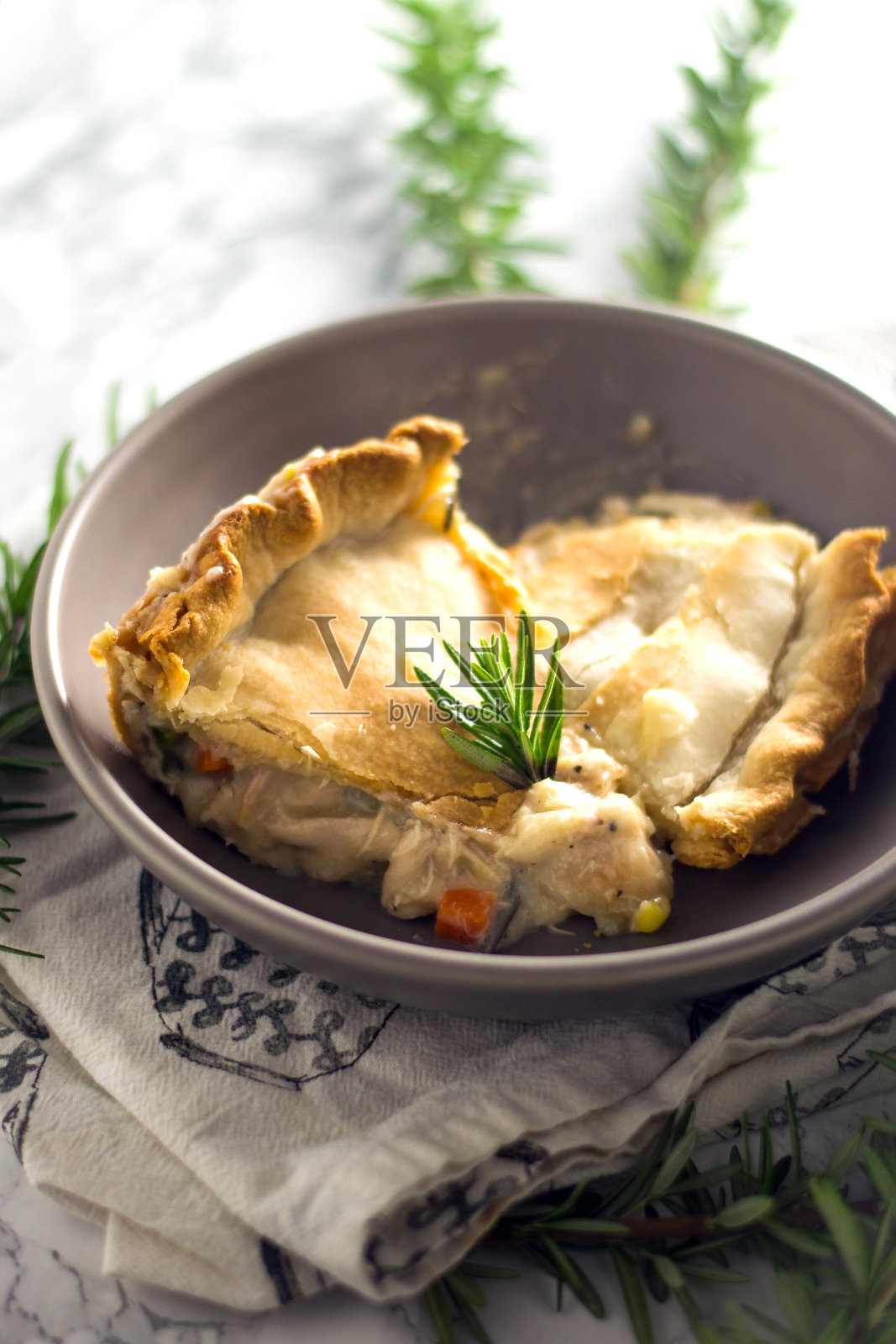 将美味的鸡肉馅饼切成薄片，配上准备好的饼皮和各种蔬菜。照片摄影图片