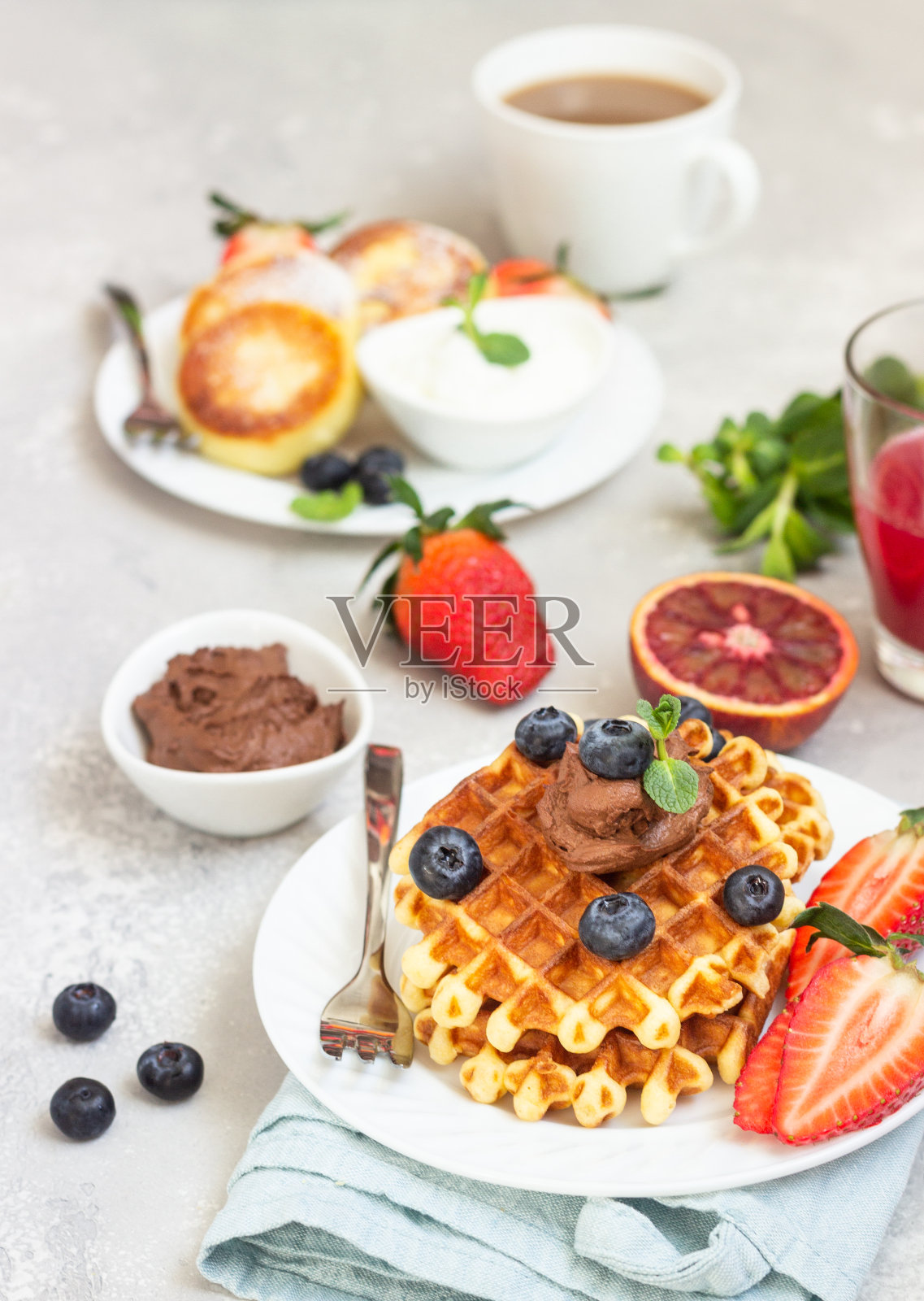 比利时华夫饼配巧克力酱、浆果、薄荷和白干酪煎饼。早餐或午餐。照片摄影图片