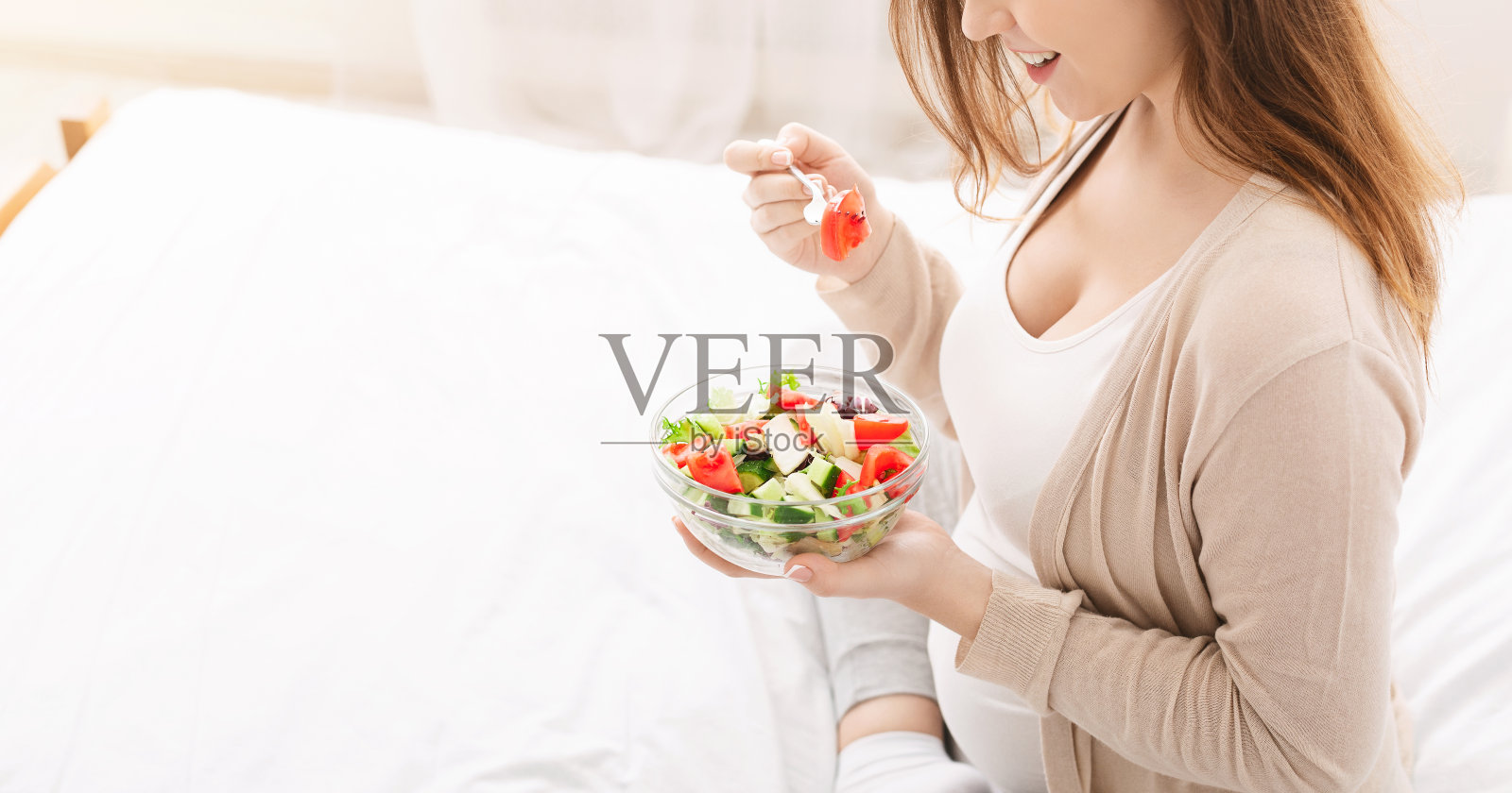 孕妇吃新鲜蔬菜沙拉照片摄影图片