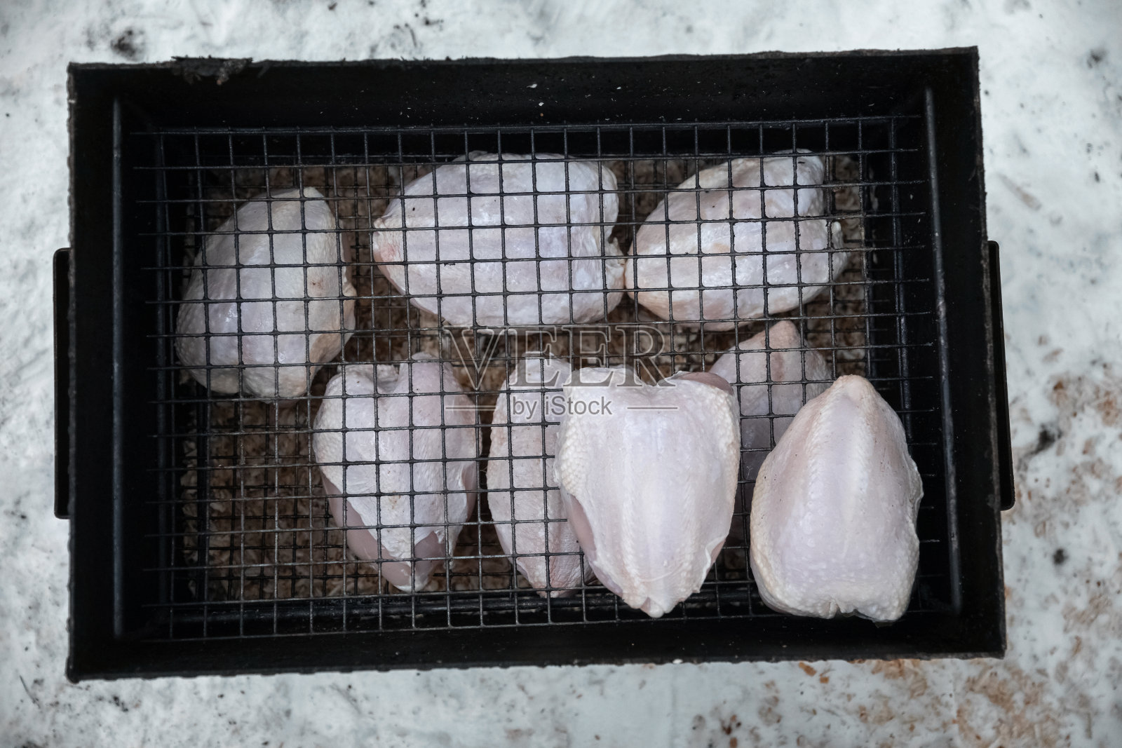 烤鸡。烹饪。在熏制室熏制食物照片摄影图片