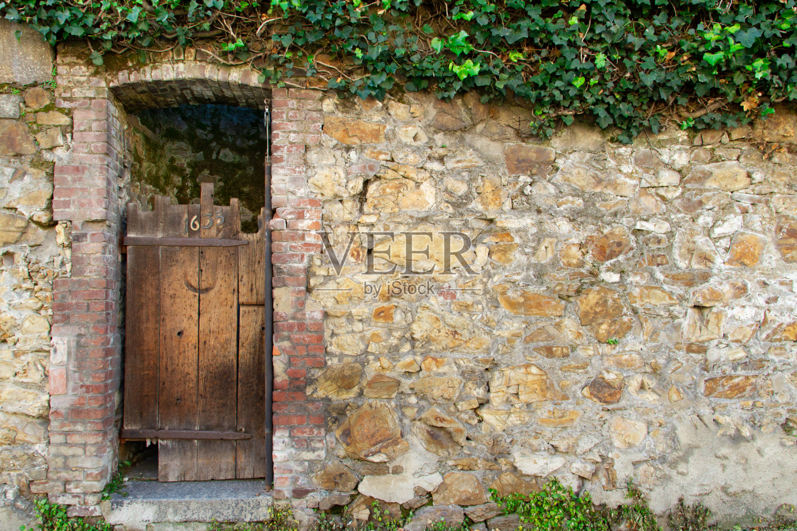 古老的木门和石墙照片摄影图片