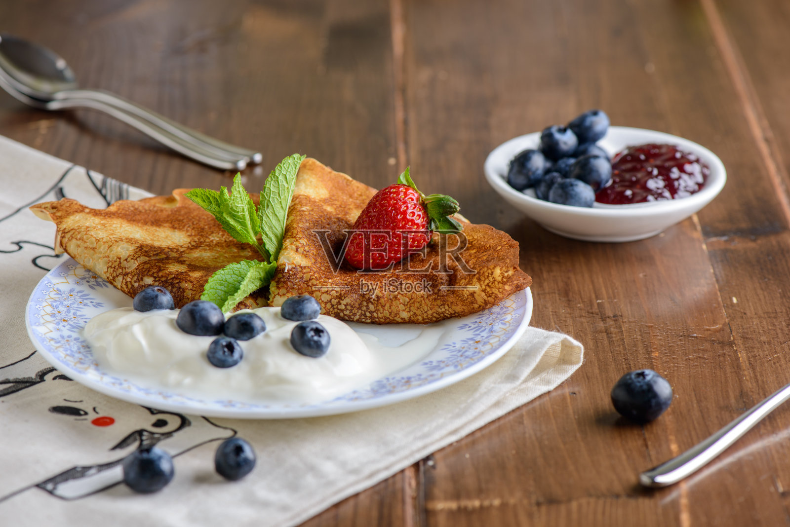 煎饼和浆果照片摄影图片