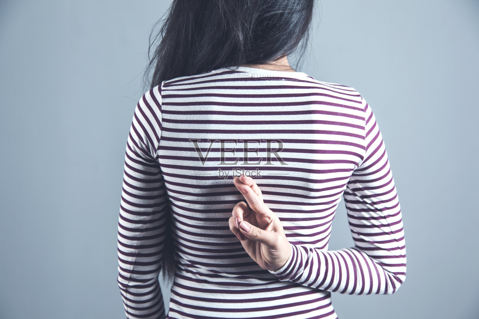 女人在背后交叉手指照片摄影图片