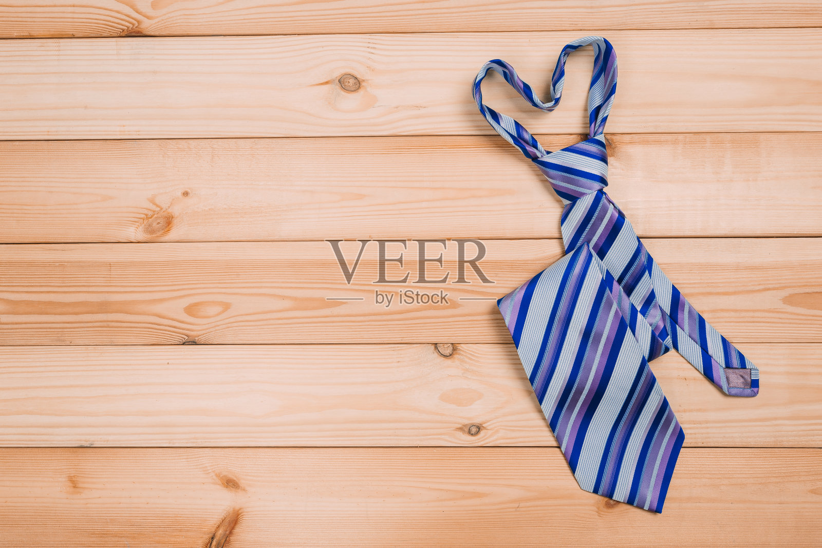 彩色男领带放在木桌上。购物的概念照片摄影图片