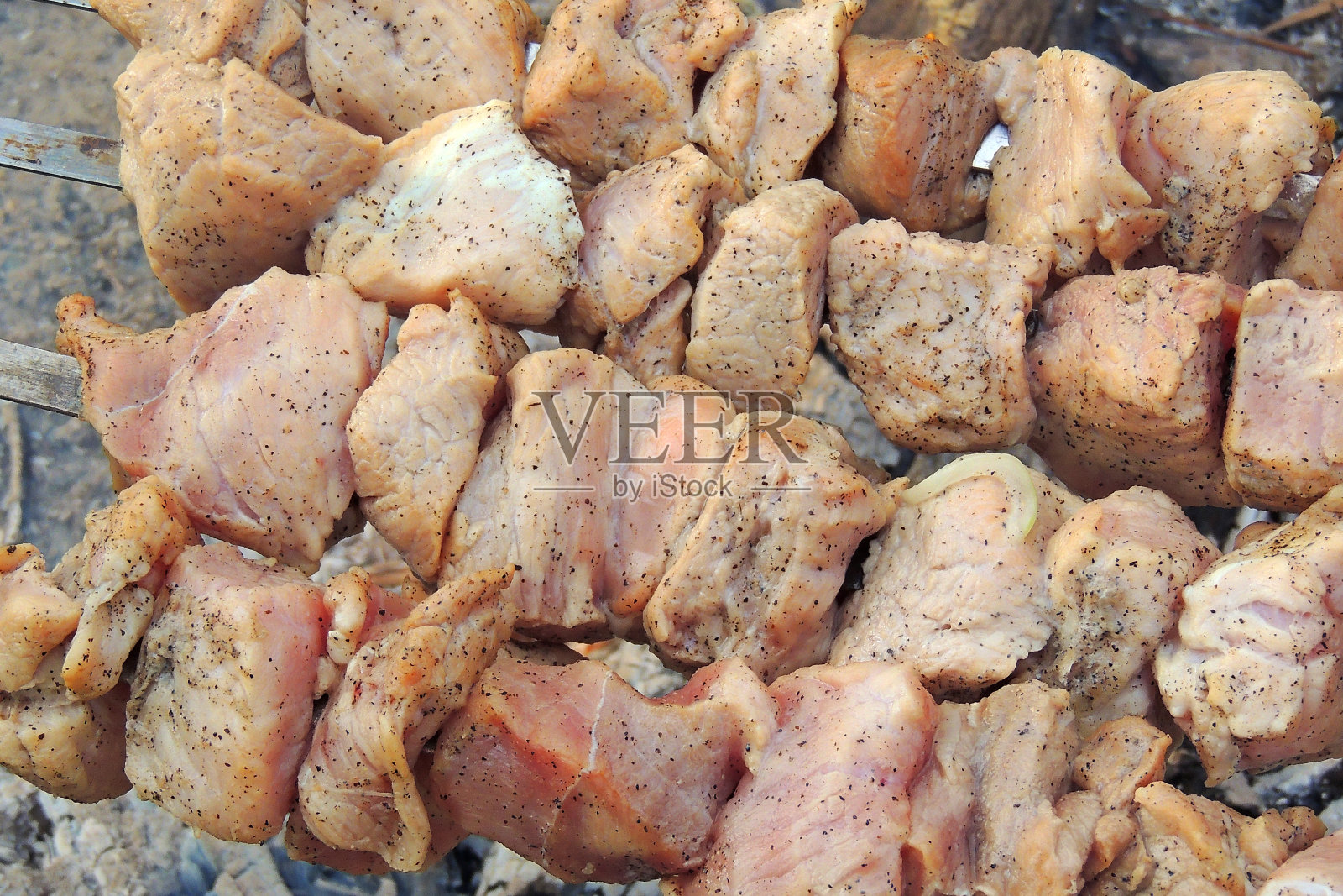 在木桩上烤肉照片摄影图片