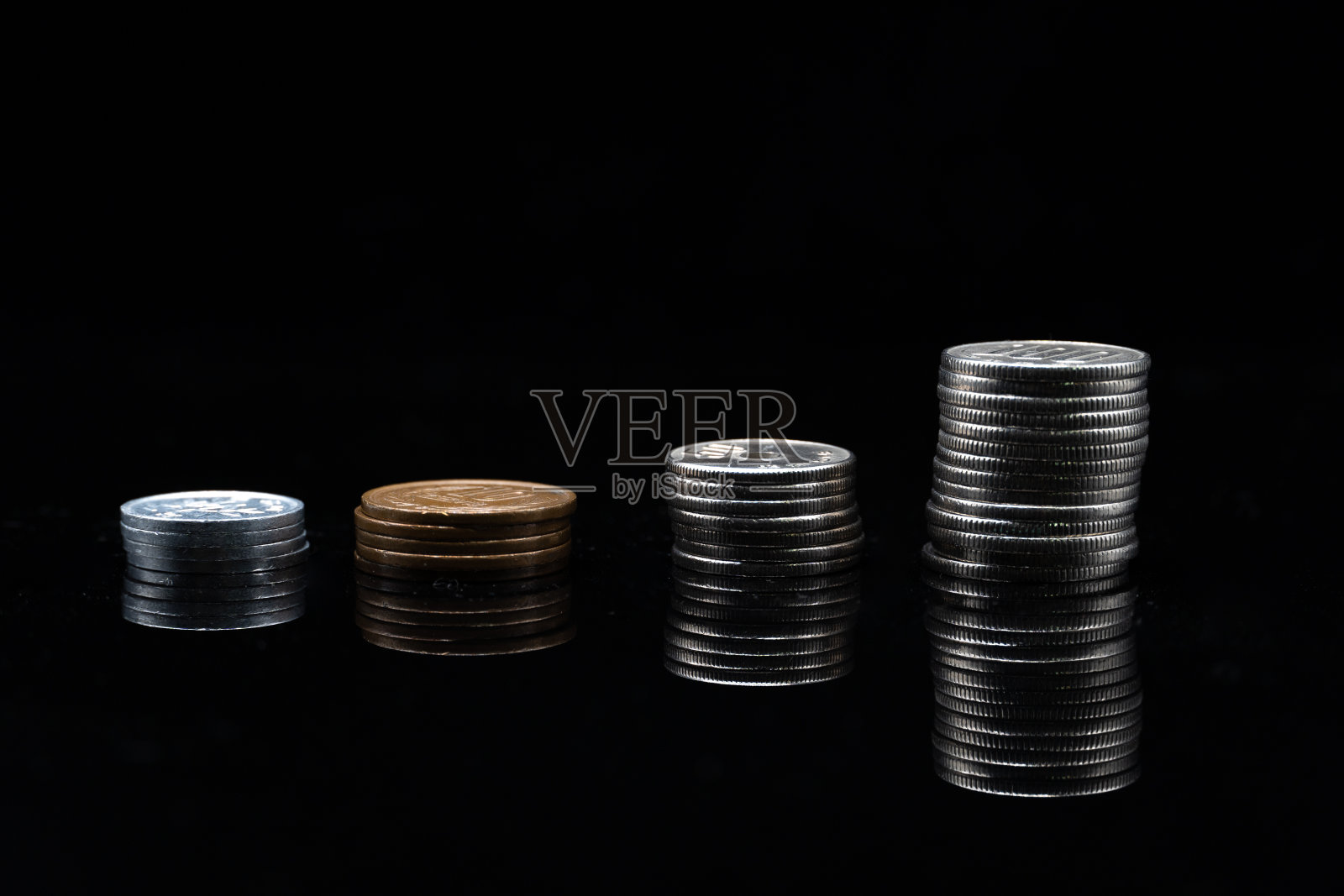 近硬币堆叠日本货币日元钱。照片摄影图片