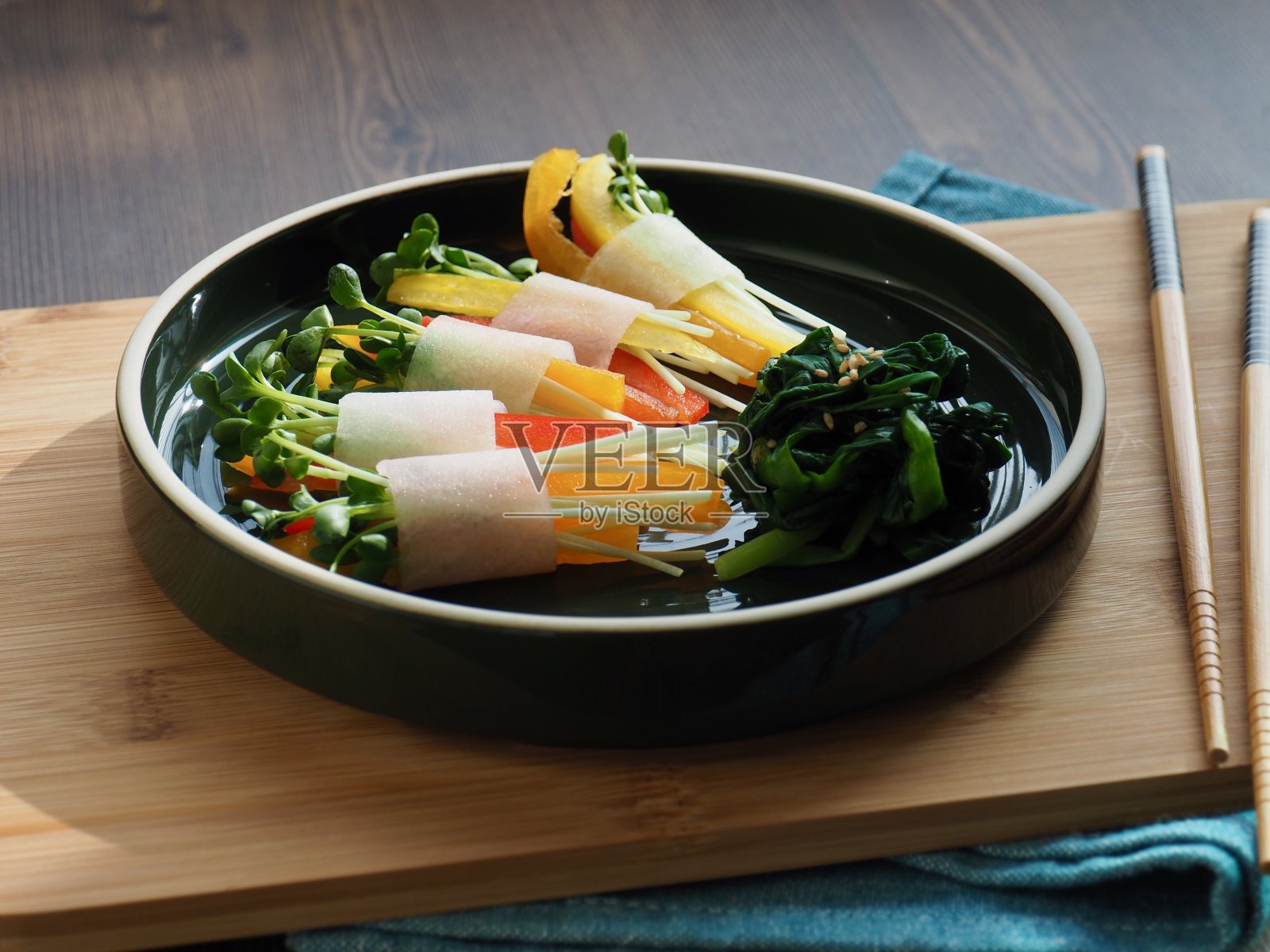 新鲜有机蔬菜沙拉，菠菜照片摄影图片