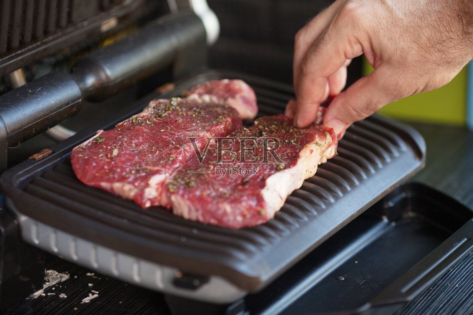电烤架上的肉：家庭烹饪的健康烧烤照片摄影图片