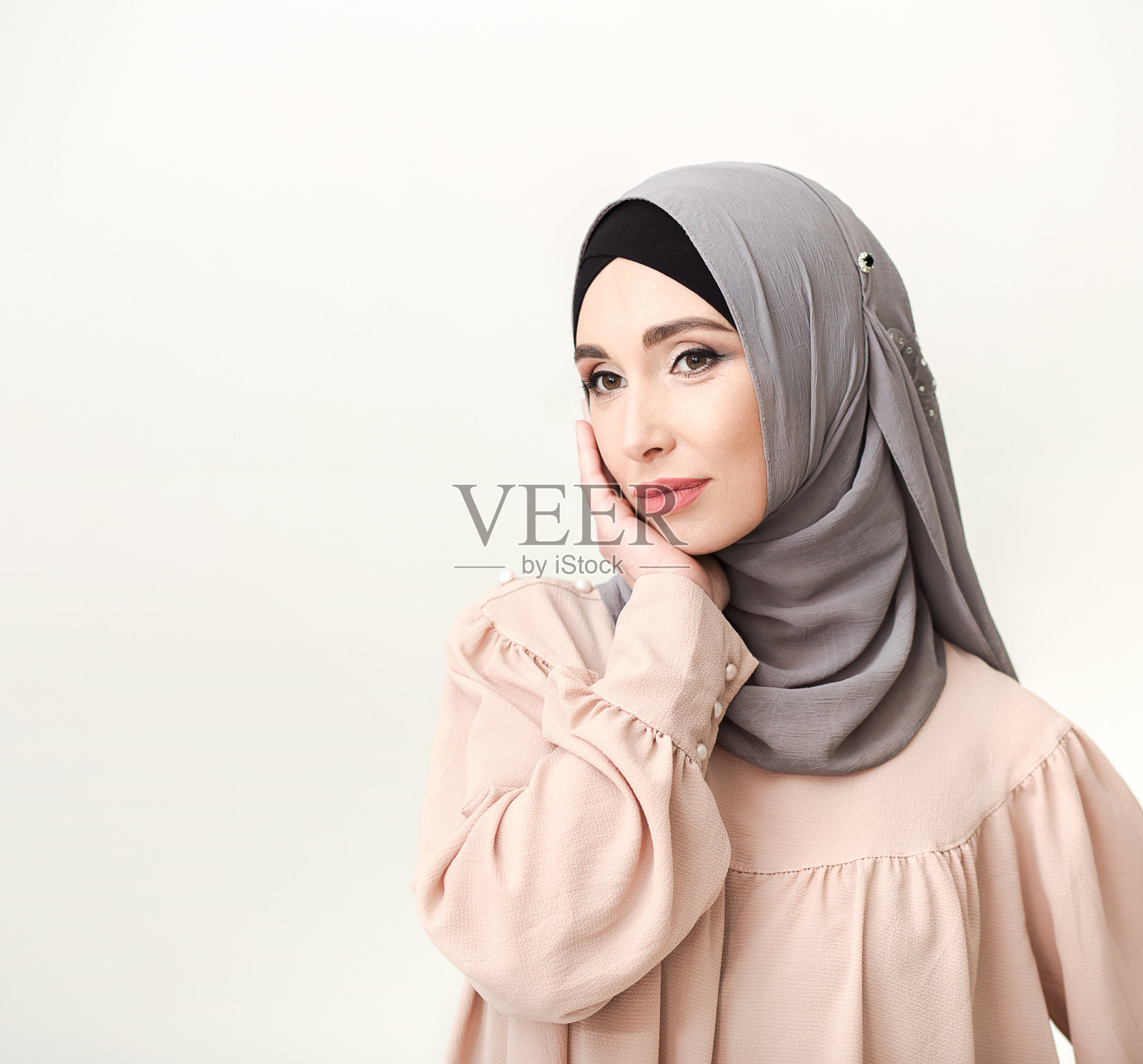时髦的穆斯林妇女戴着头巾照片摄影图片