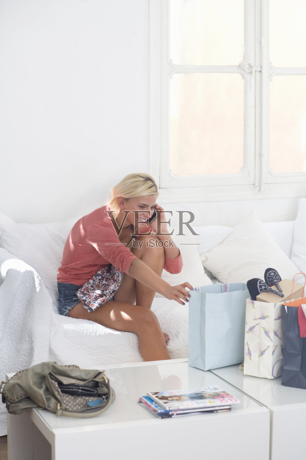 女人在家里打电话购物照片摄影图片