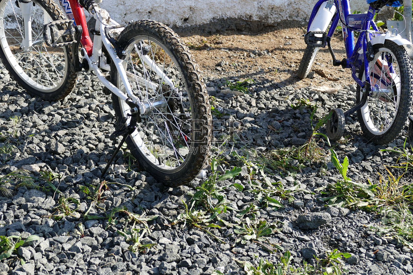 停放中小自行车照片摄影图片