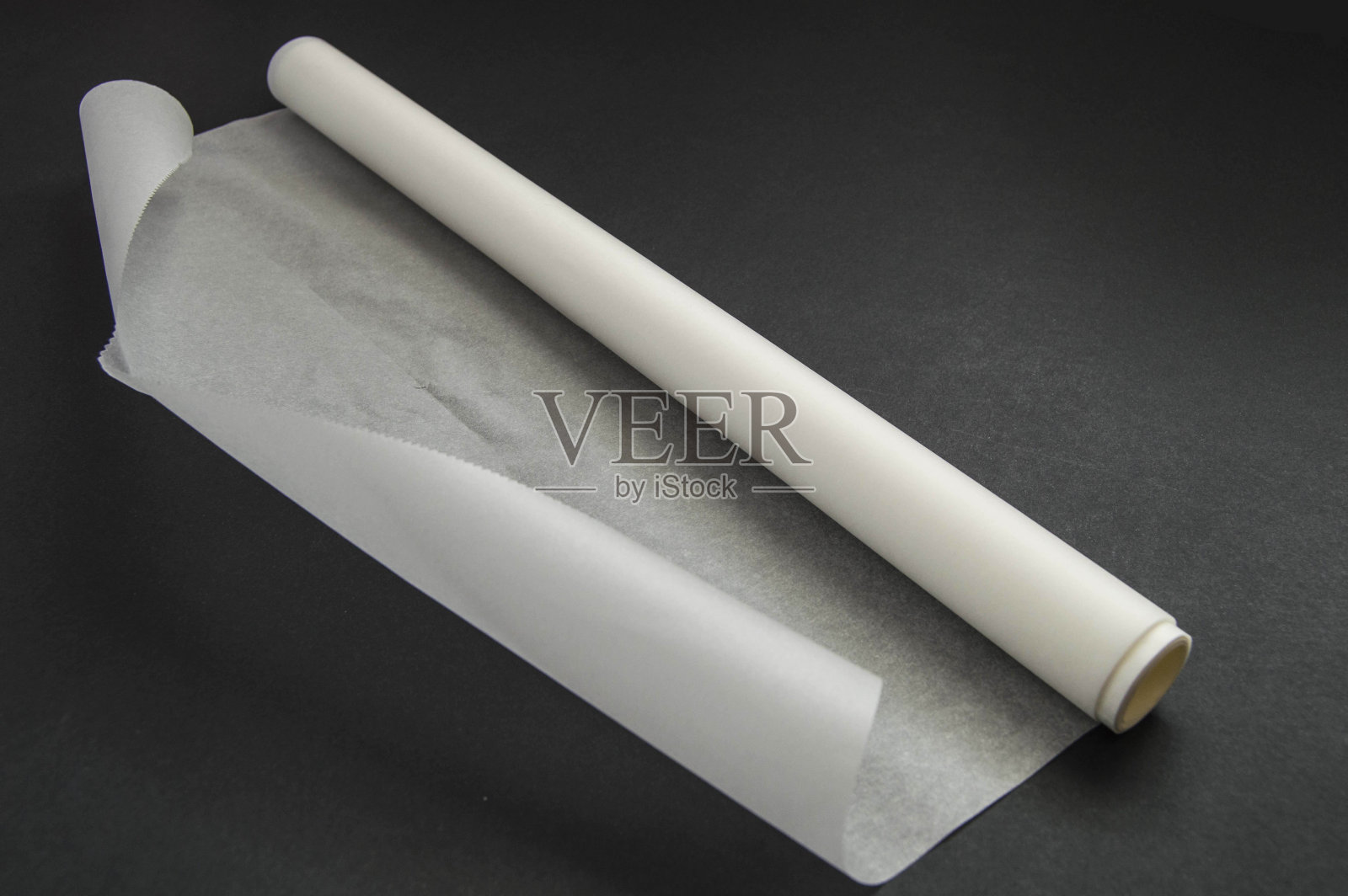 油纸用在厨房里，油纸用在黑色地板上烘烤，烘焙纸用在烤箱里烘烤，蜡纸不用在烤箱里烘烤，照片摄影图片