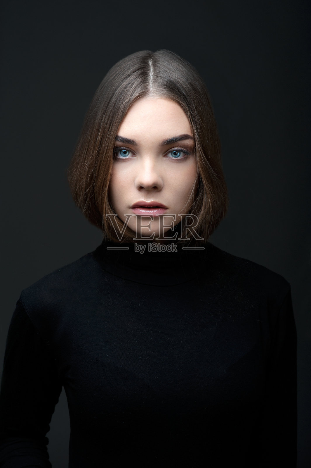 卷发造型的年轻女孩，面带阴影，引人注目照片摄影图片