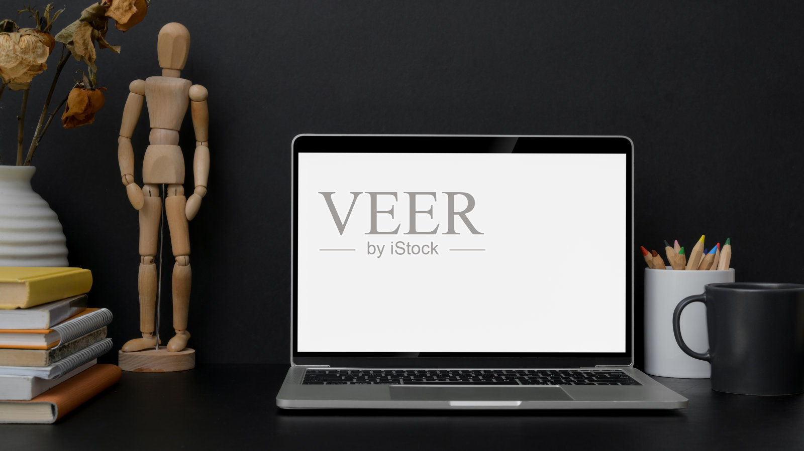 带有空白屏幕笔记本电脑的时尚设计师工作场所特写照片摄影图片