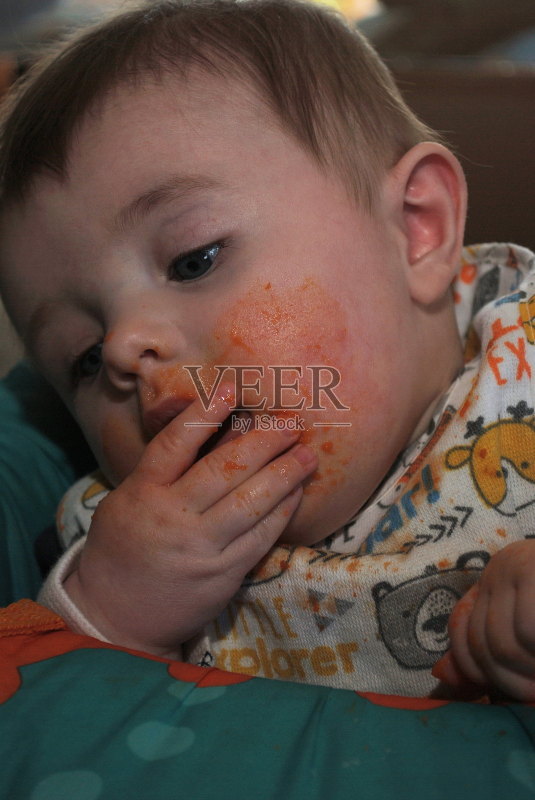 吃胡萝卜的脏宝宝照片摄影图片