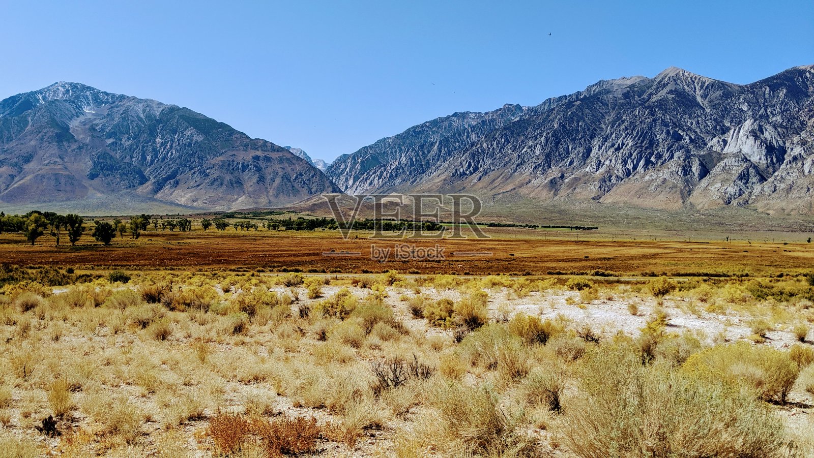 加州内华达山脉东部的圆谷照片摄影图片