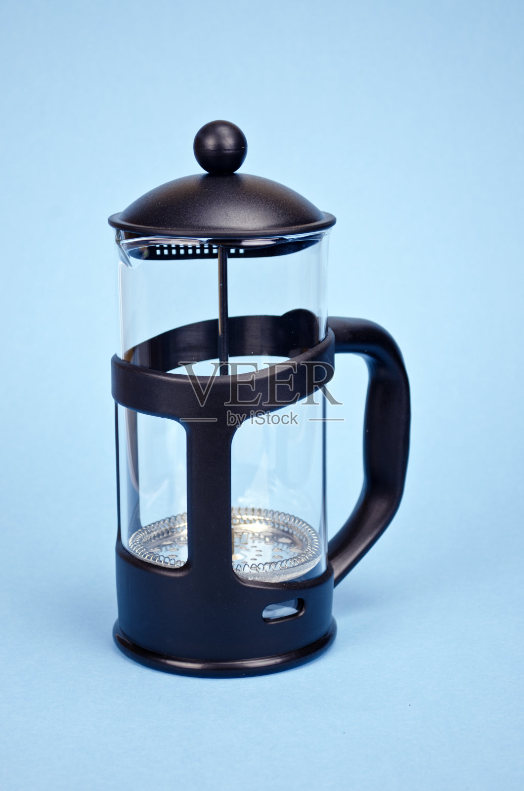 新的黑色茶壶在蔚蓝的背景照片摄影图片