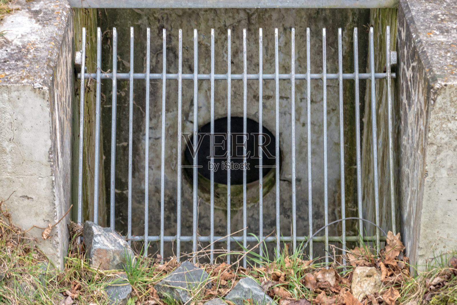 排水管前面有大网格照片摄影图片