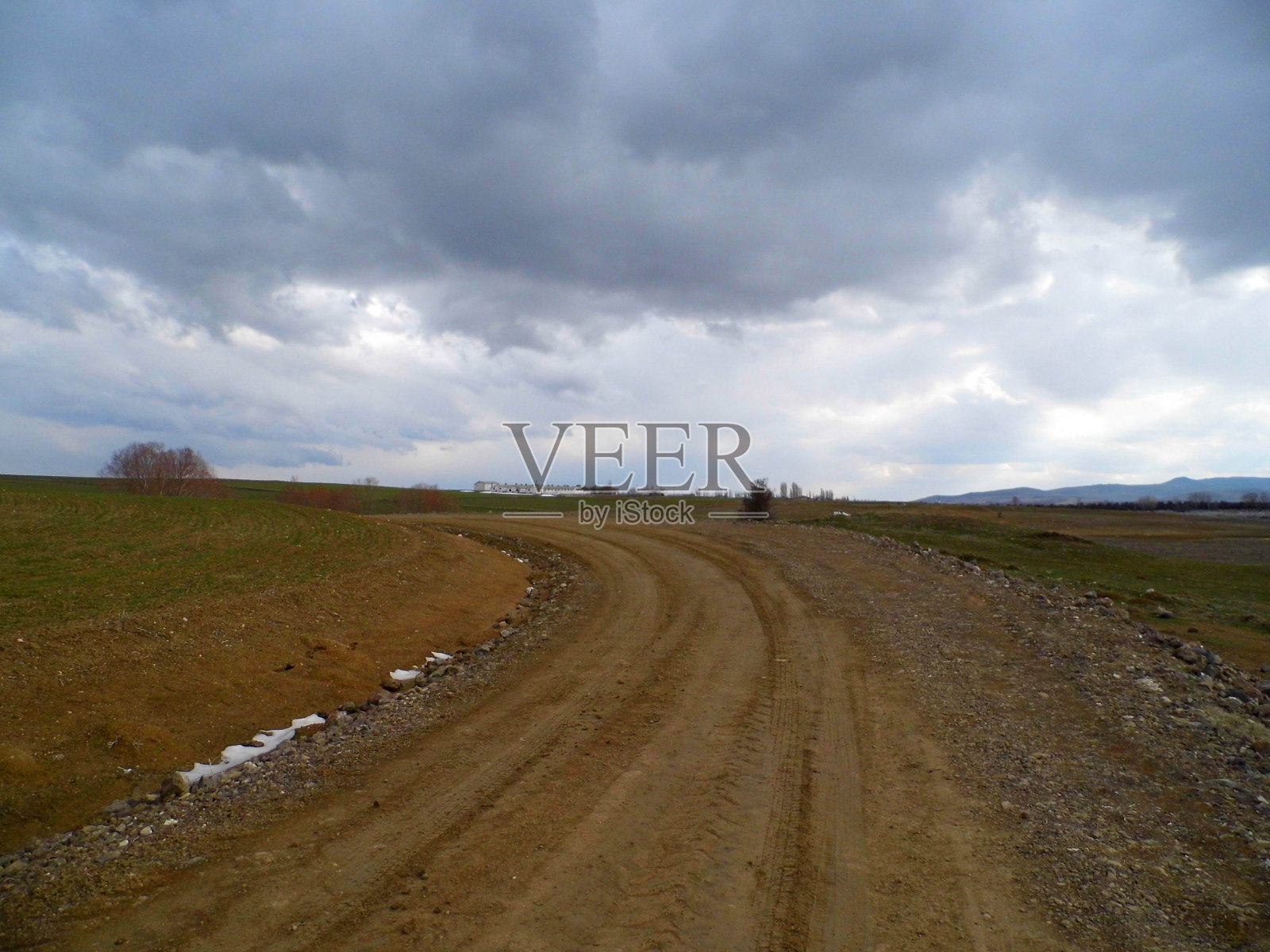 春天在大陆气候的到来，雪的融化，着陆，自然的复兴的开始，照片摄影图片