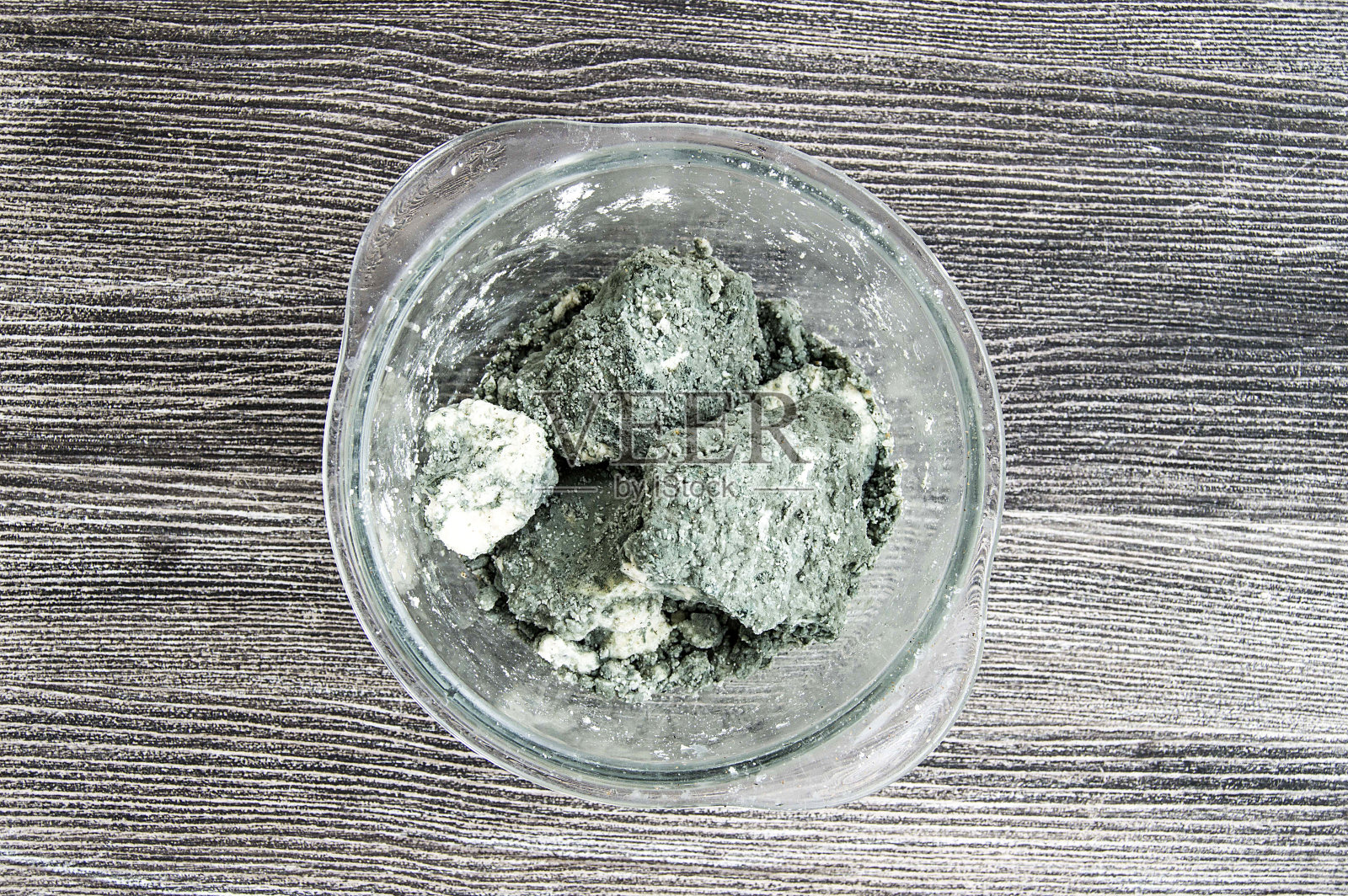 吃发霉的奶酪很好，绿色发霉的奶酪，发霉的奶酪有益于健康。照片摄影图片