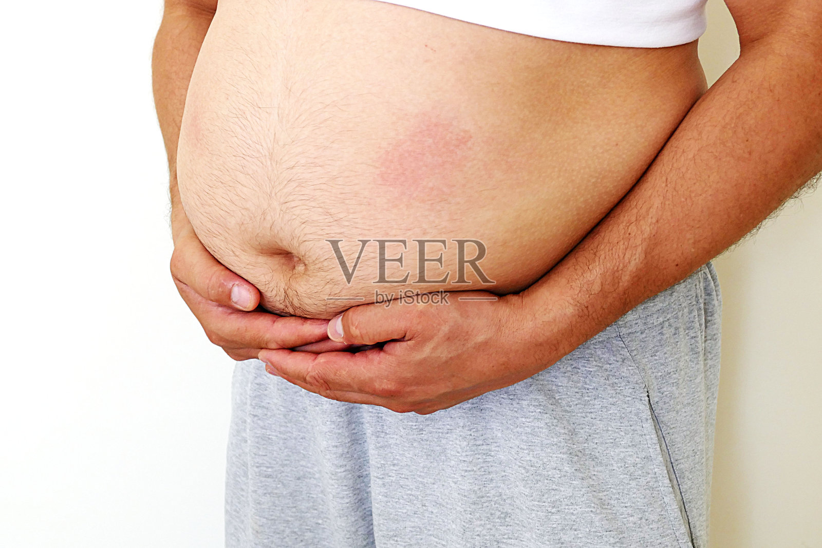 肚子大的男人想减肥，肚子大的男人抱怨人胖，照片摄影图片