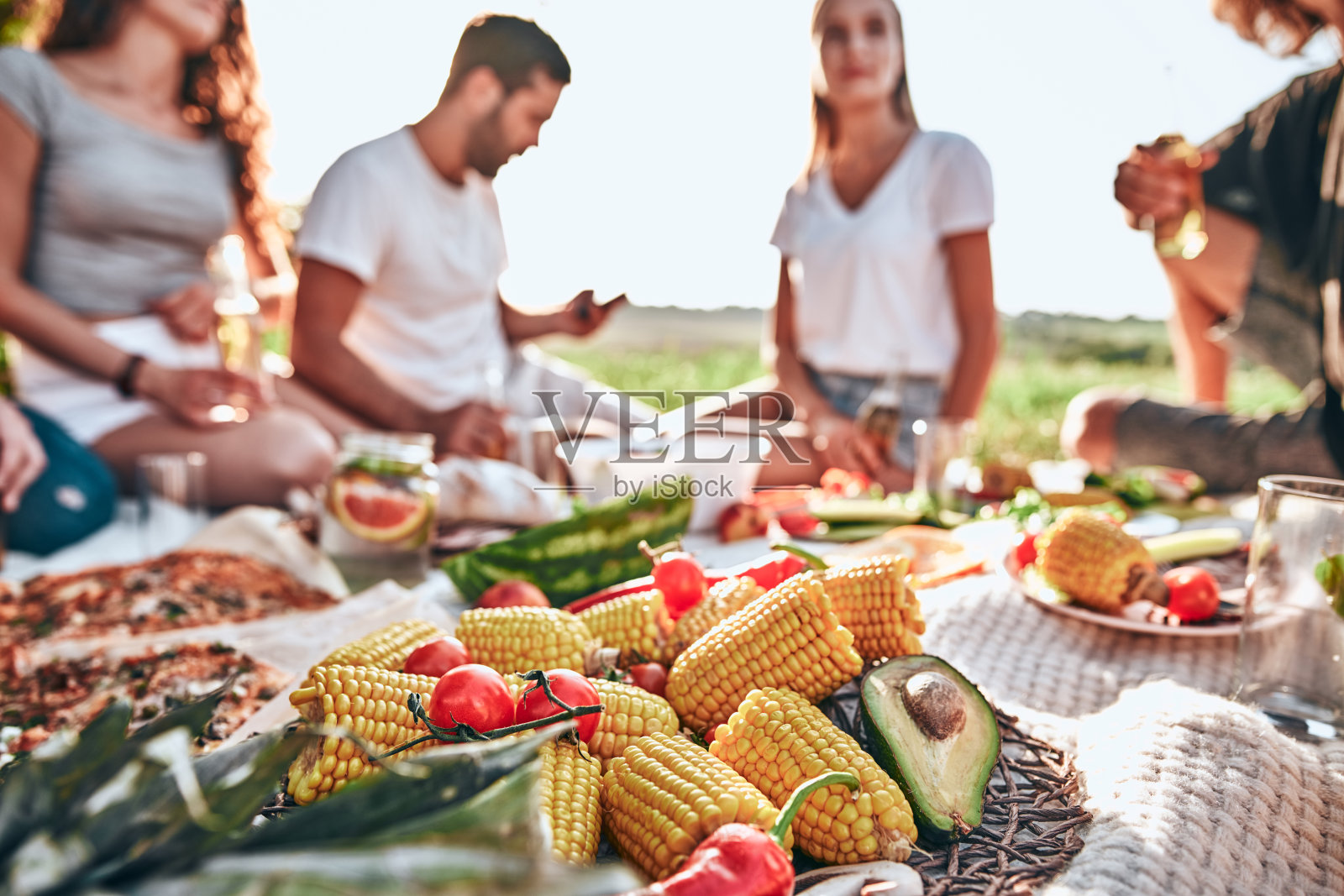 野餐时盘中玉米、番茄和牛油果特写照片摄影图片