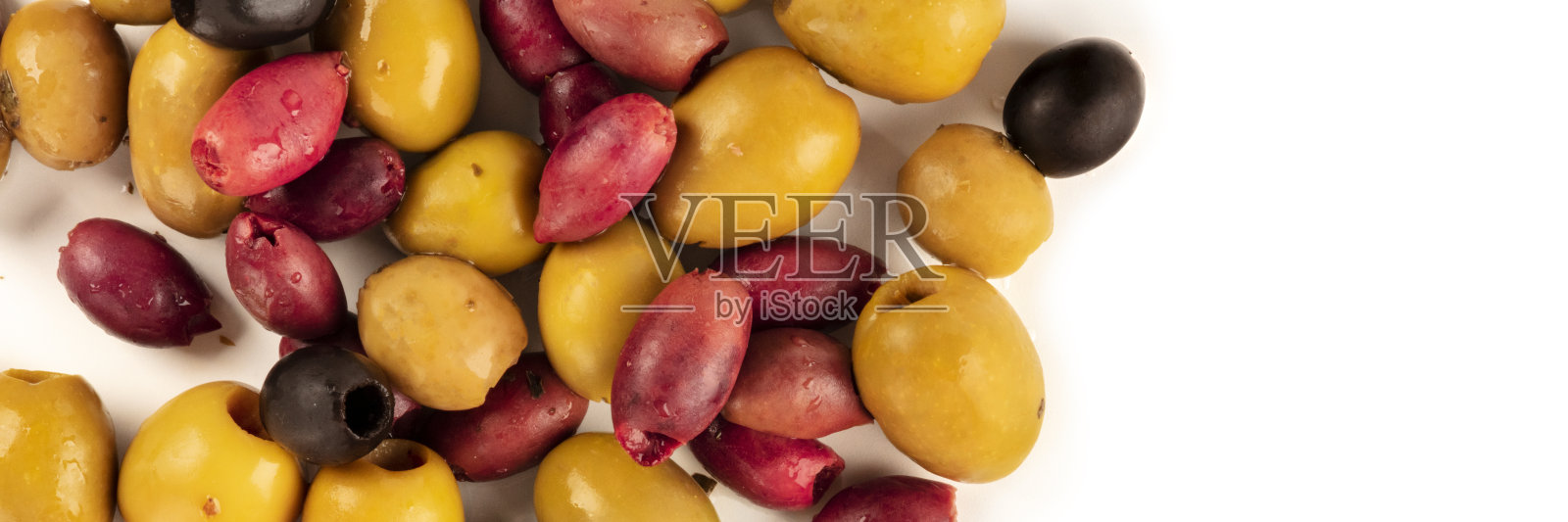 橄榄品种全景。黑色、绿色和红色橄榄，在空白的白色背景上从上方拍摄照片摄影图片