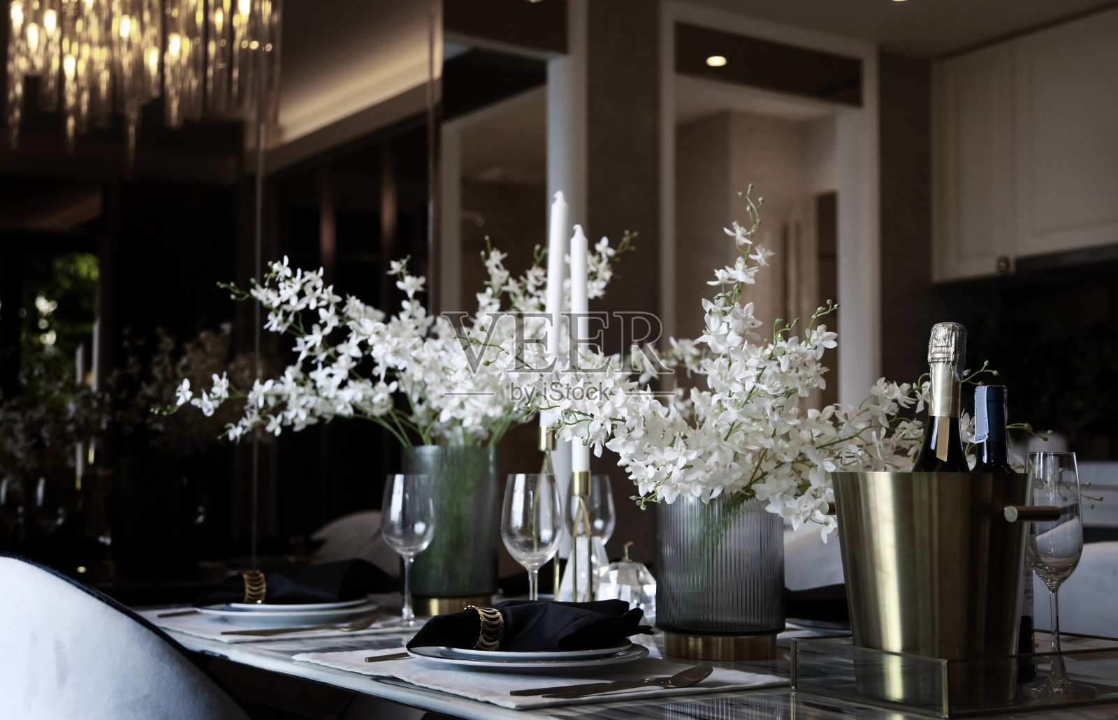 在浪漫的餐桌上准备餐具照片摄影图片