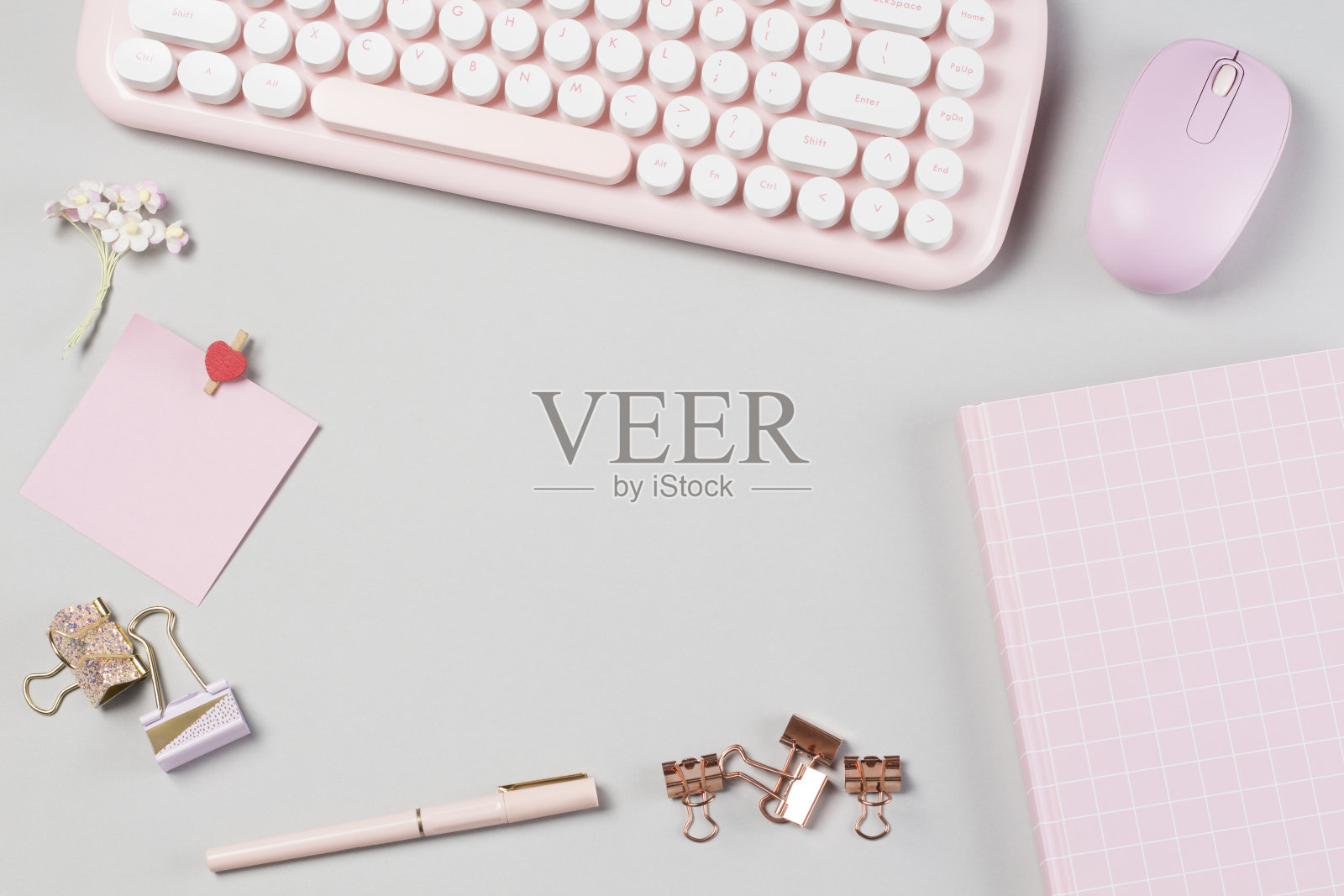 文具平铺在办公桌上照片摄影图片