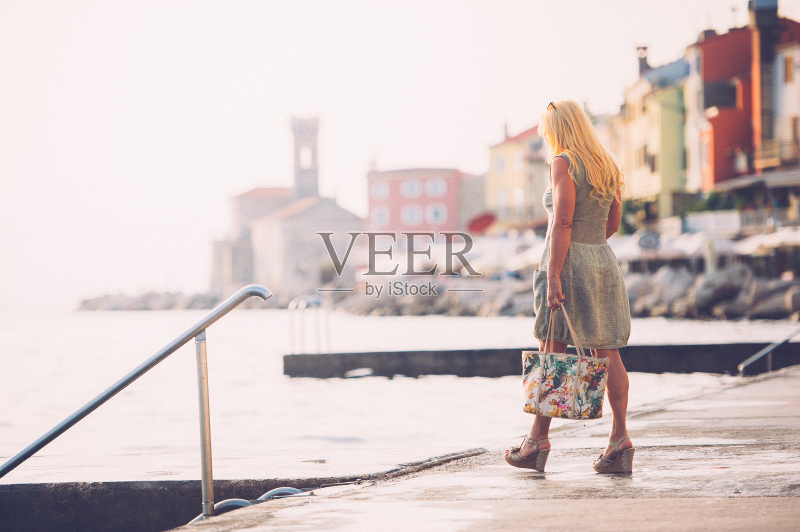 码头上成熟女人的经典肖像照片摄影图片