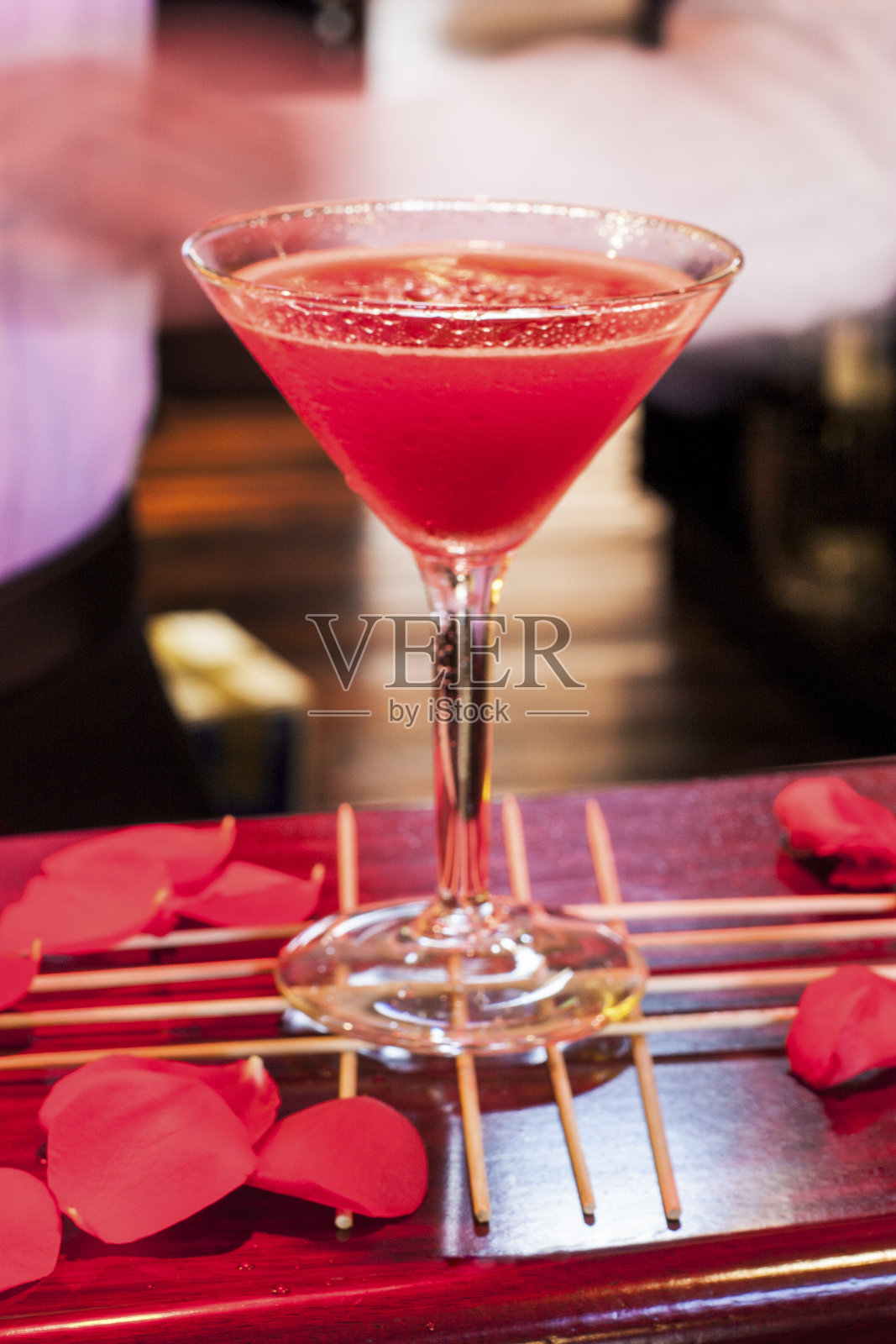 红木瓜汁杯配玫瑰花照片摄影图片