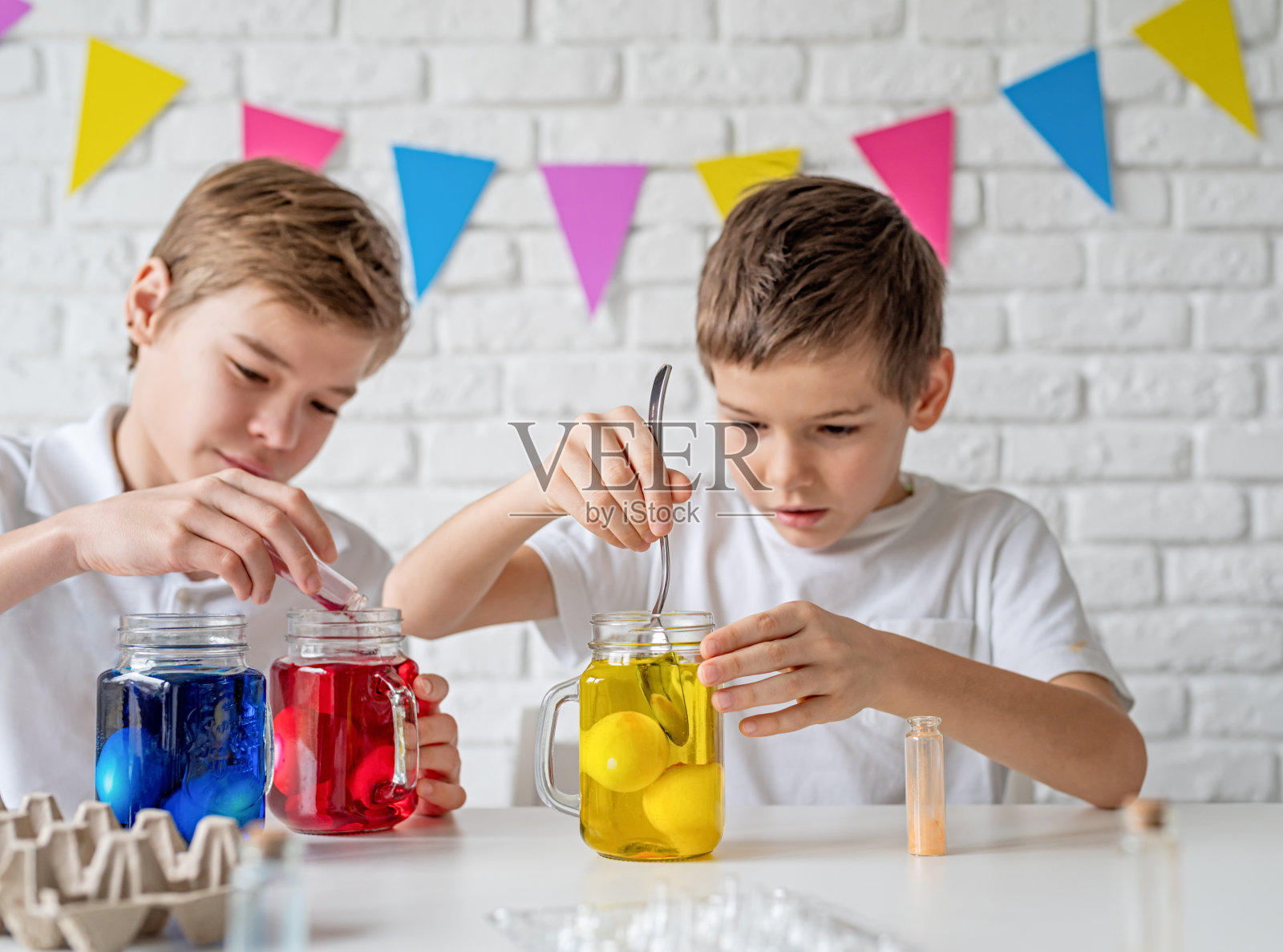 快乐家庭在家里给复活节彩蛋着色照片摄影图片