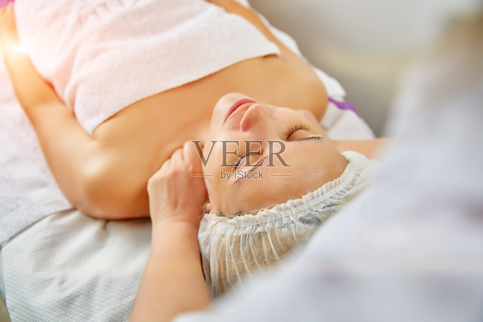 接受面部按摩的漂亮女人照片摄影图片