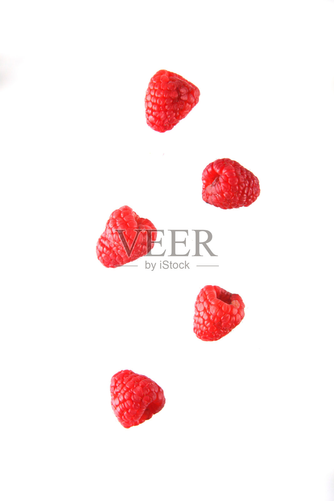 白色背景下的覆盆子。飞行食物的概念照片摄影图片