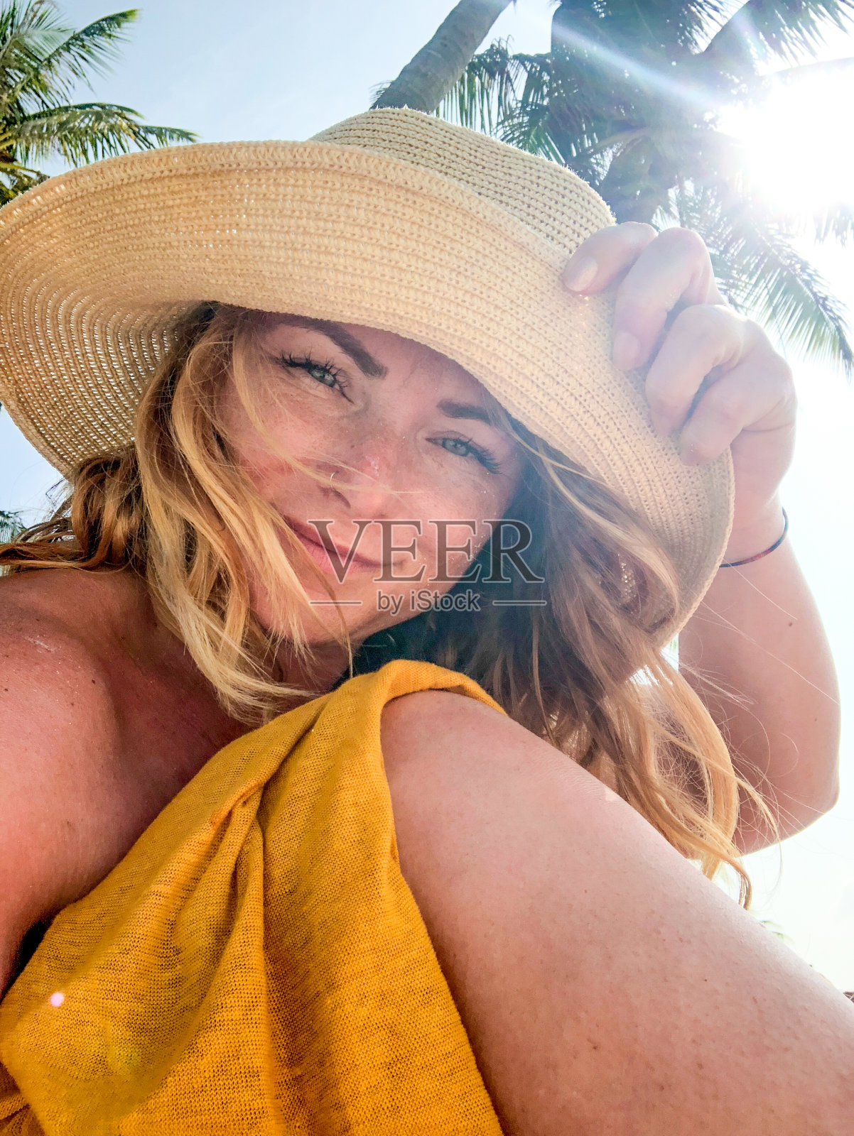 年轻微笑的女人在暑假自拍照片摄影图片