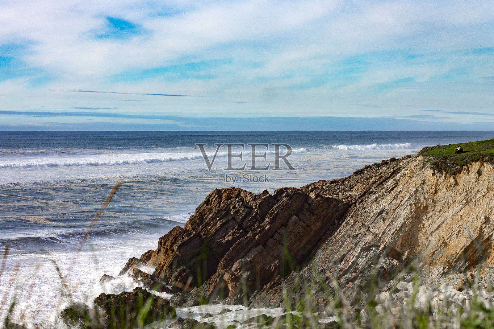 大西洋海浪冲击着欧洲的海岸线照片摄影图片