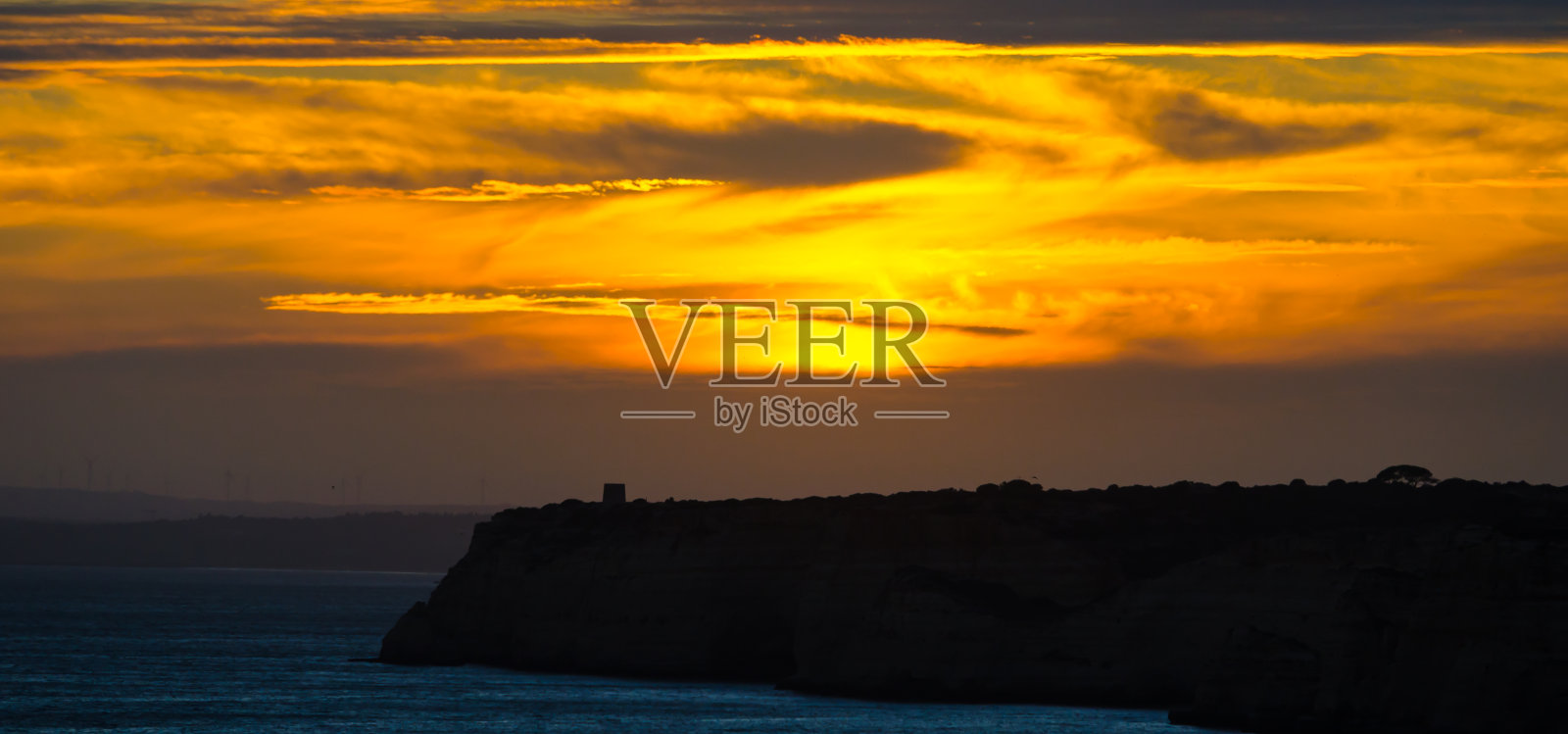 葡萄牙阿尔加维的卡沃埃罗海滩的日落照片摄影图片