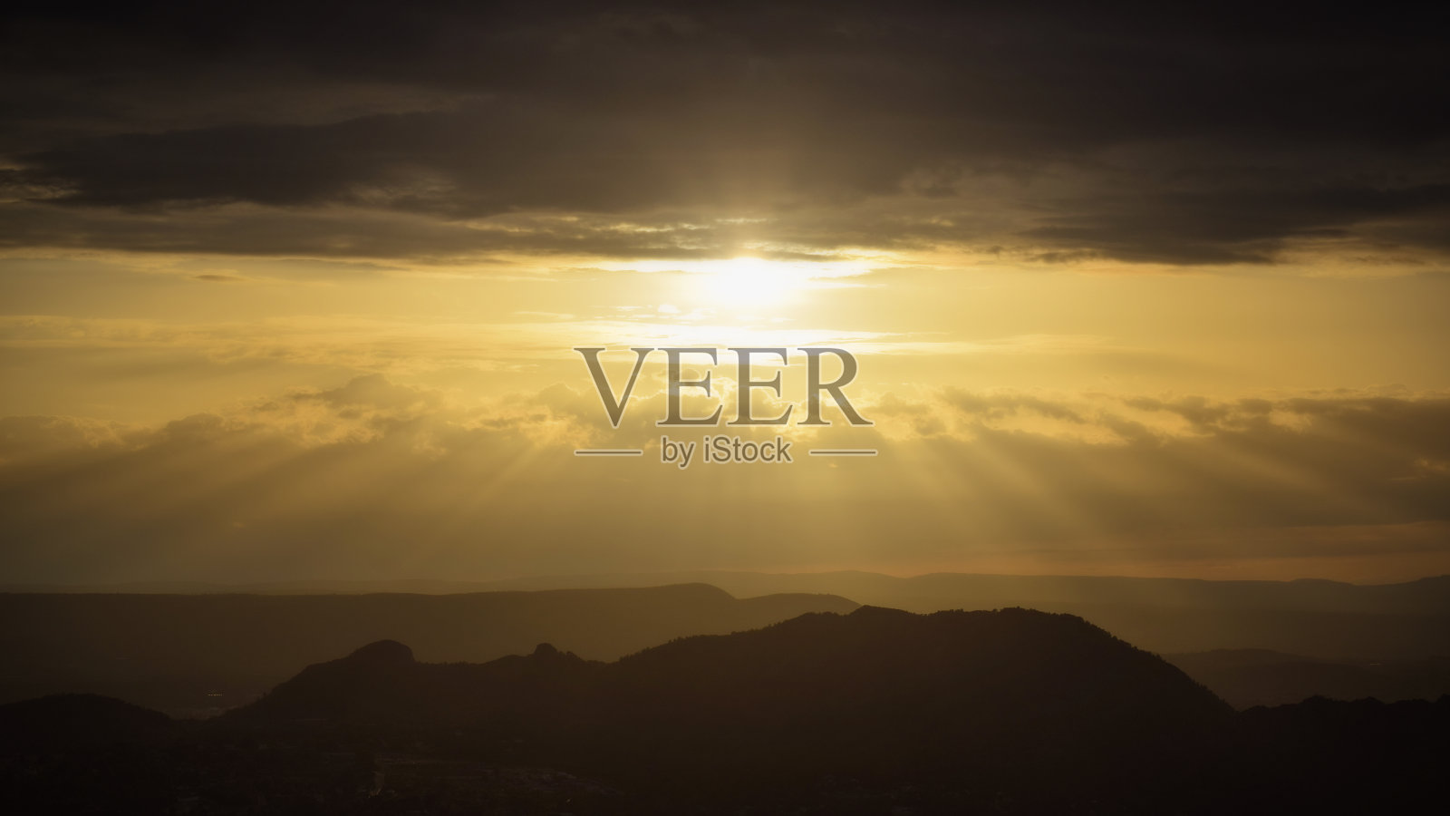 太阳在夕阳中闪耀照片摄影图片