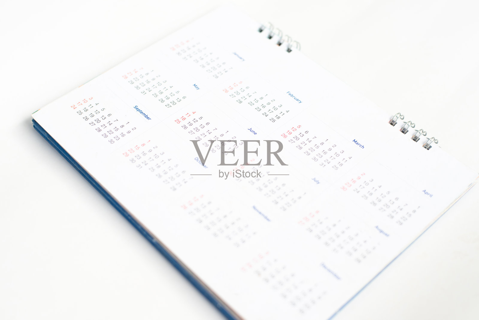 日历页上的白色背景在规划概念。照片摄影图片